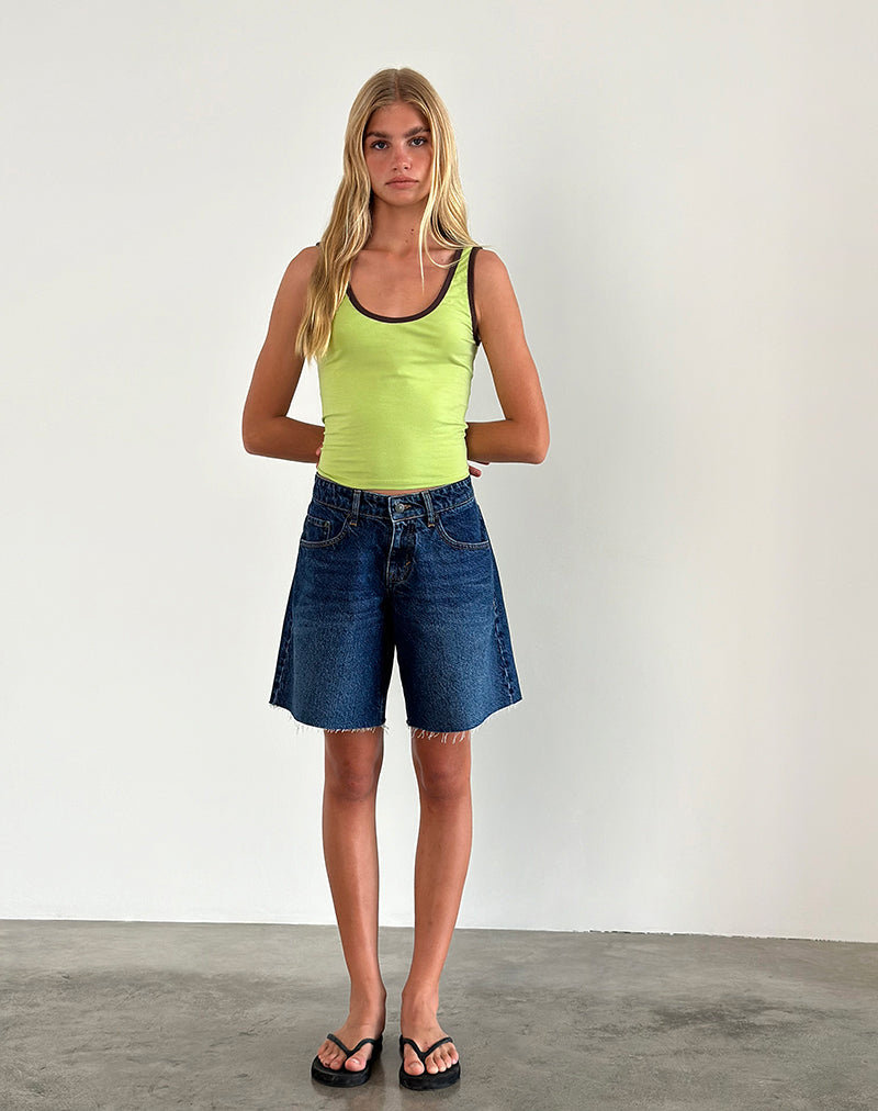 Afbeelding van Jastiya Top in Green Banana met diepe mahoniebinding