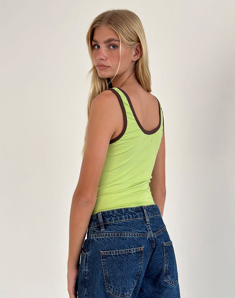 Afbeelding van Jastiya Top in Green Banana met diepe mahoniebinding
