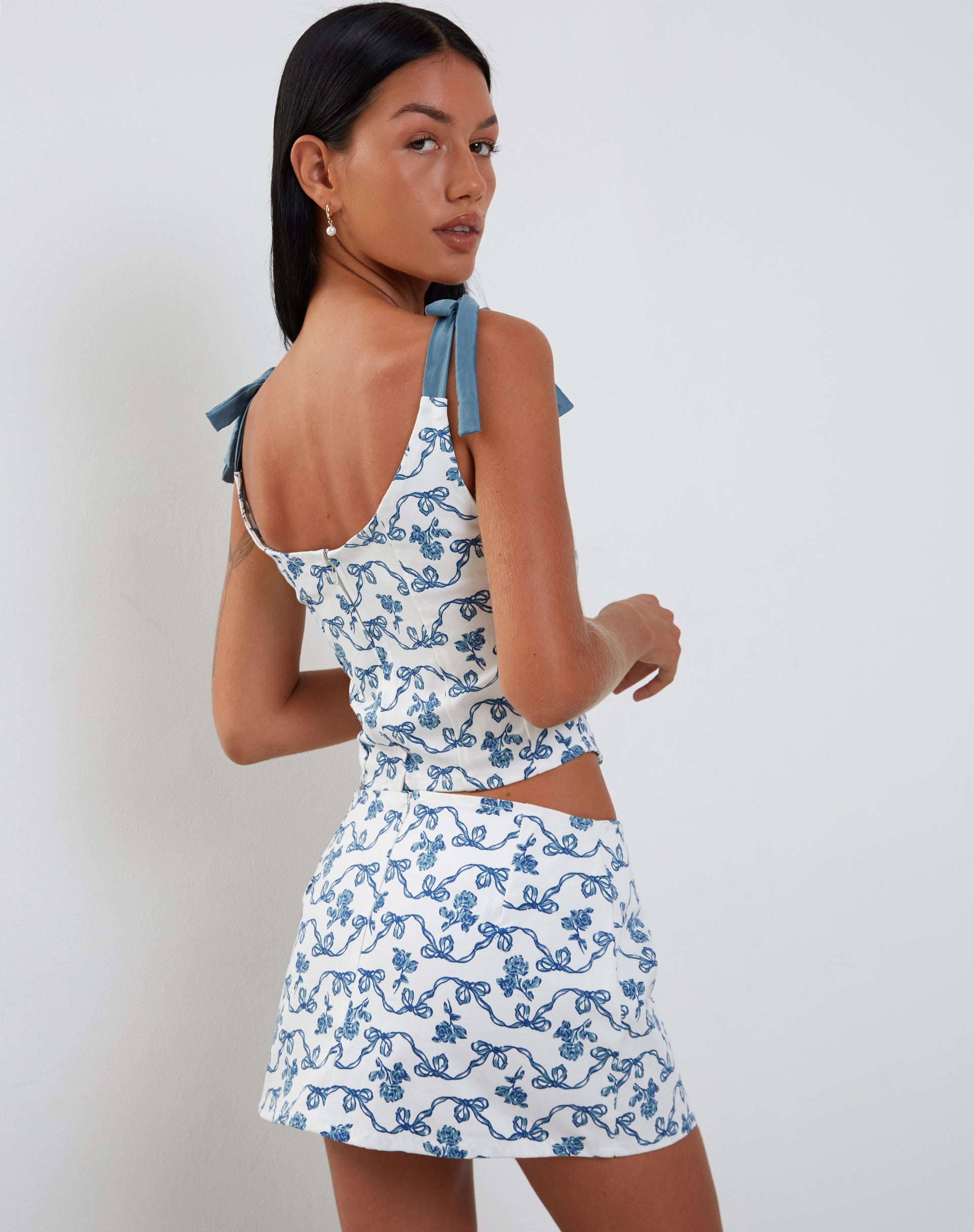 Afbeelding van Jatmi Corset Top in Wit met Blauwe Lintprint