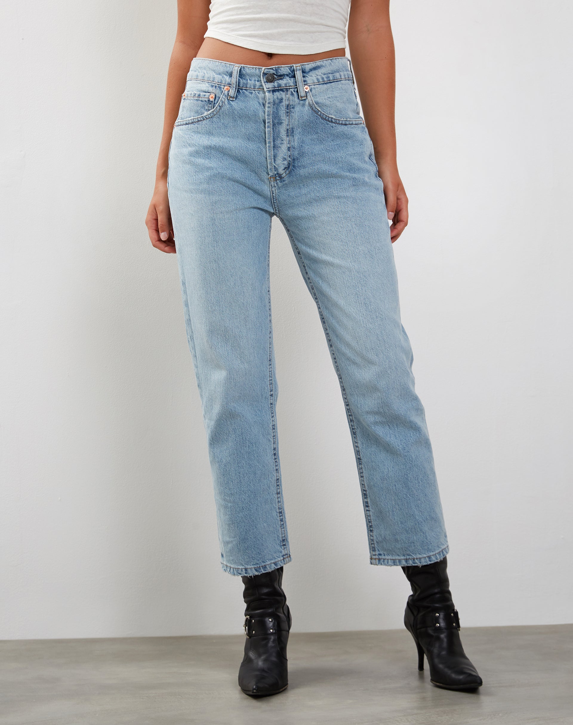 Afbeelding van Mid Rise Straight Leg Jeans in Bleach Denim