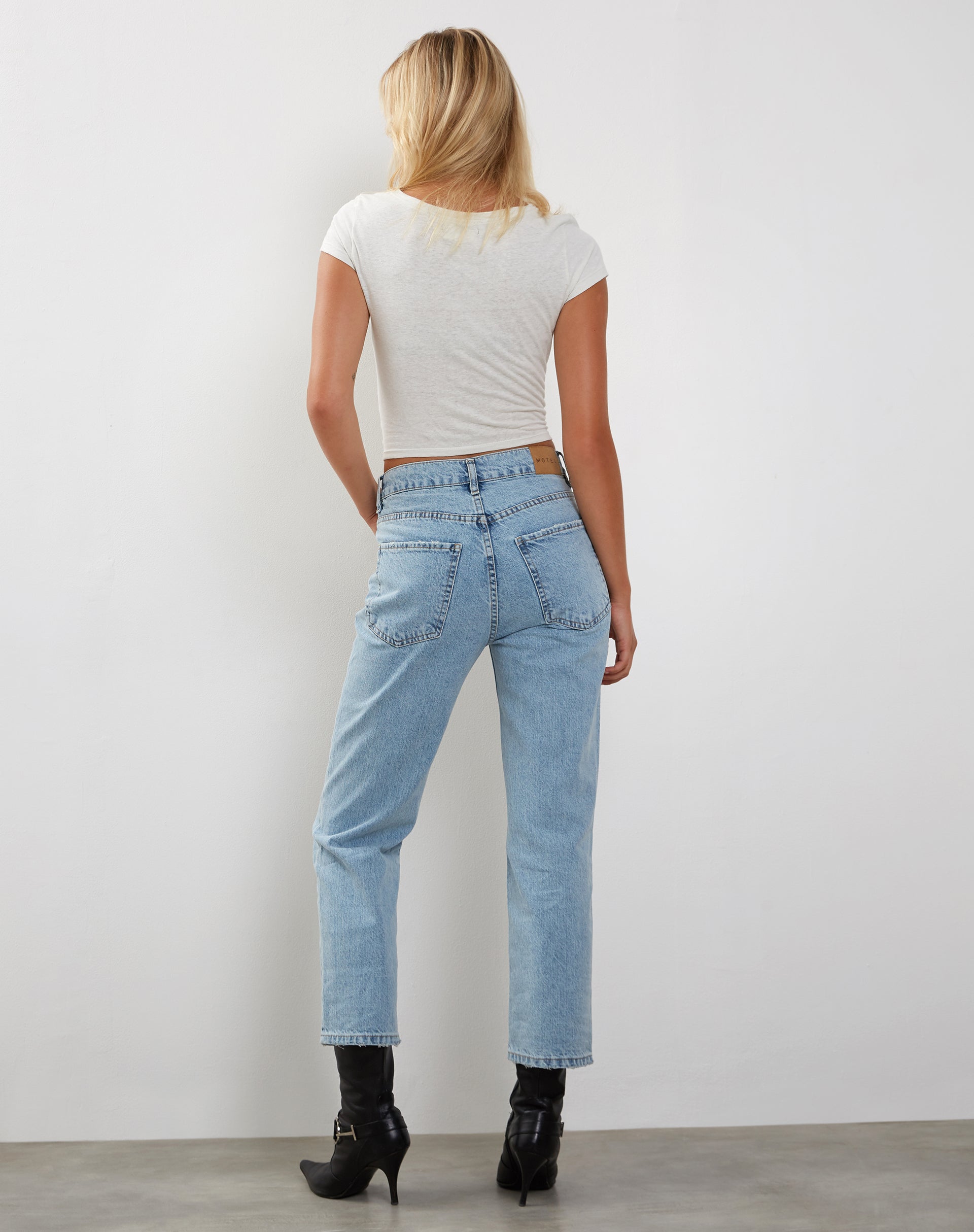 Afbeelding van Mid Rise Straight Leg Jeans in Bleach Denim