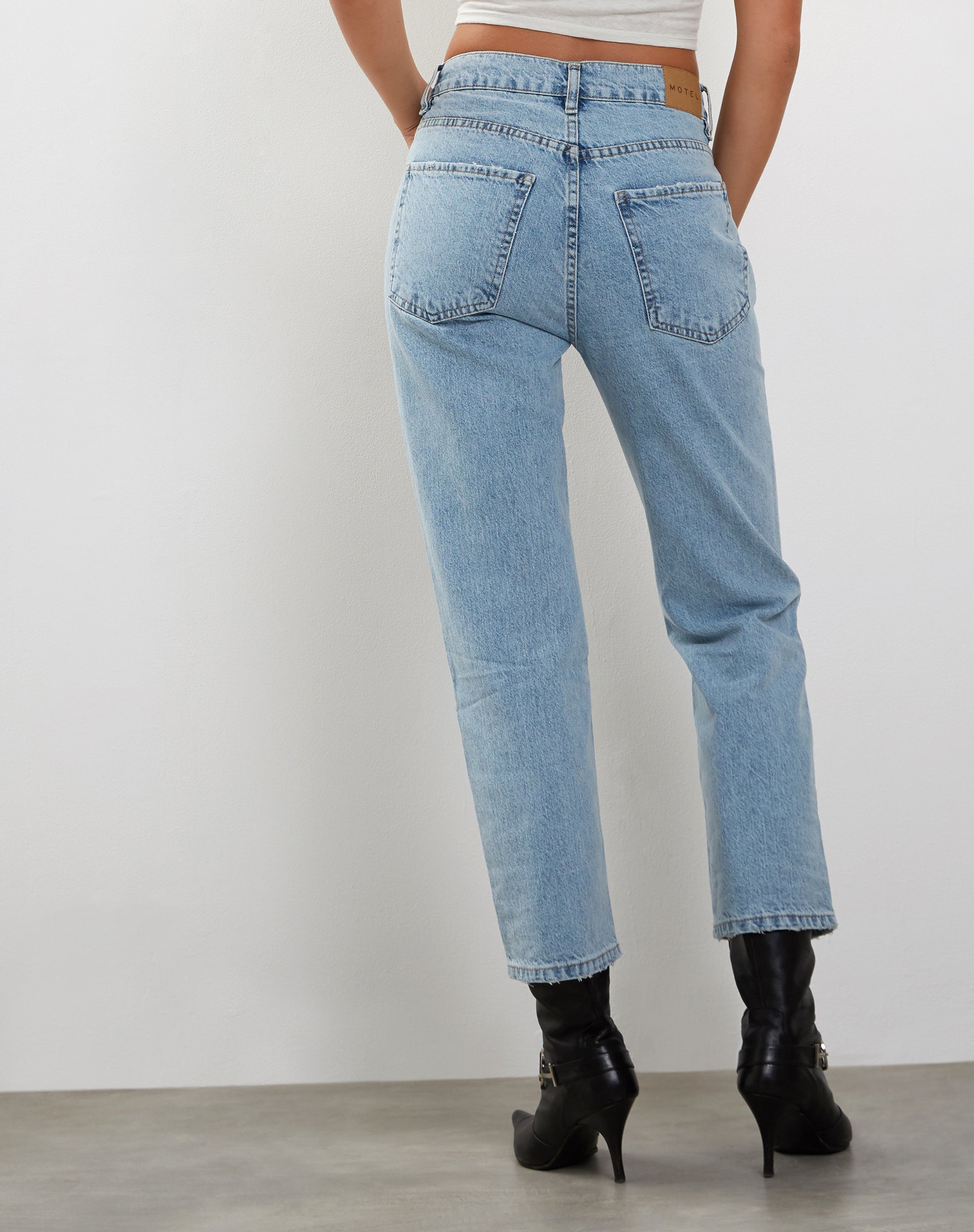 Afbeelding van Mid Rise Straight Leg Jeans in Bleach Denim