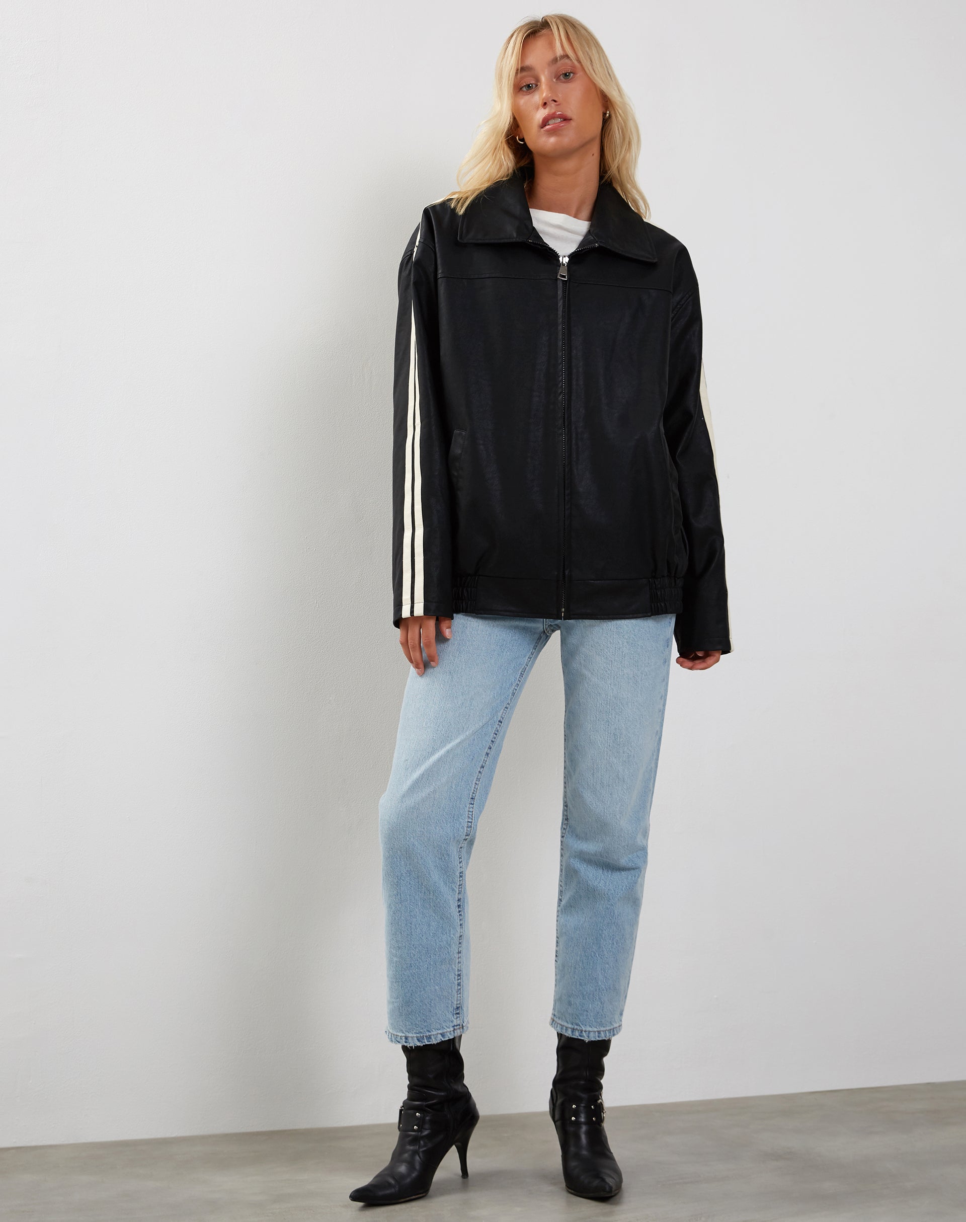 Afbeelding van Javana Zip Up Jas in PU Zwart met Beige Streep
