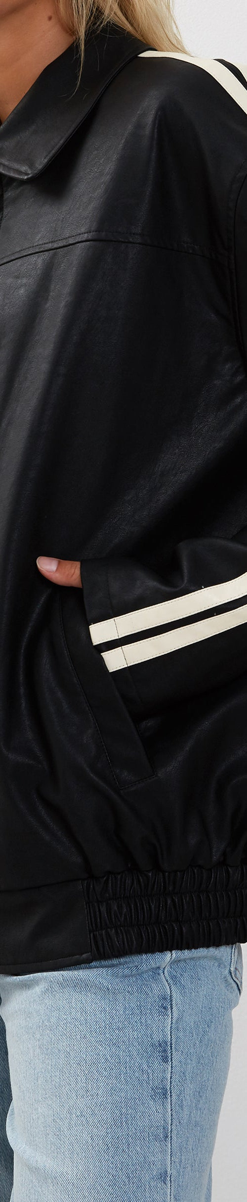 Afbeelding van Javana Zip Up Jas in PU Zwart met Beige Streep