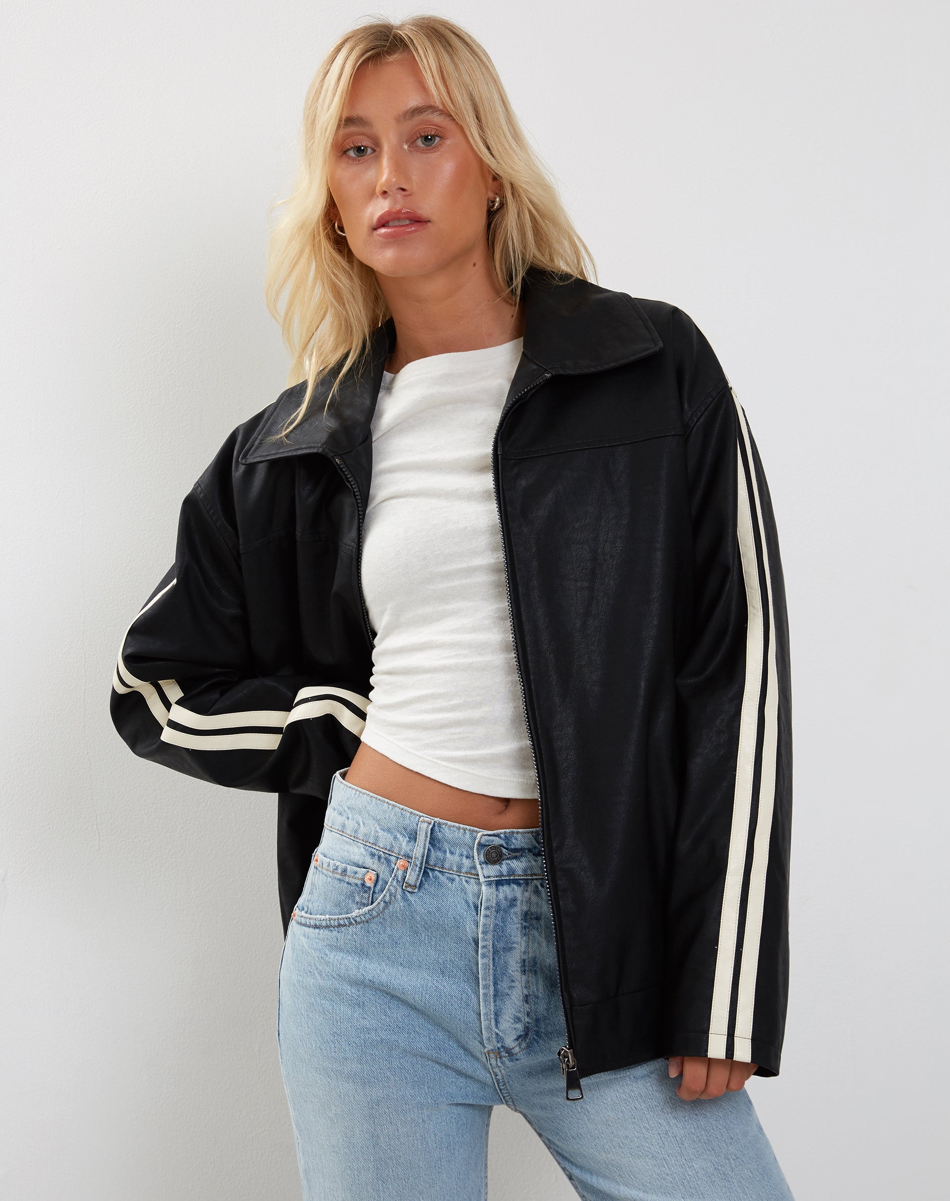 Afbeelding van Javana Zip Up Jas in PU Zwart met Beige Streep