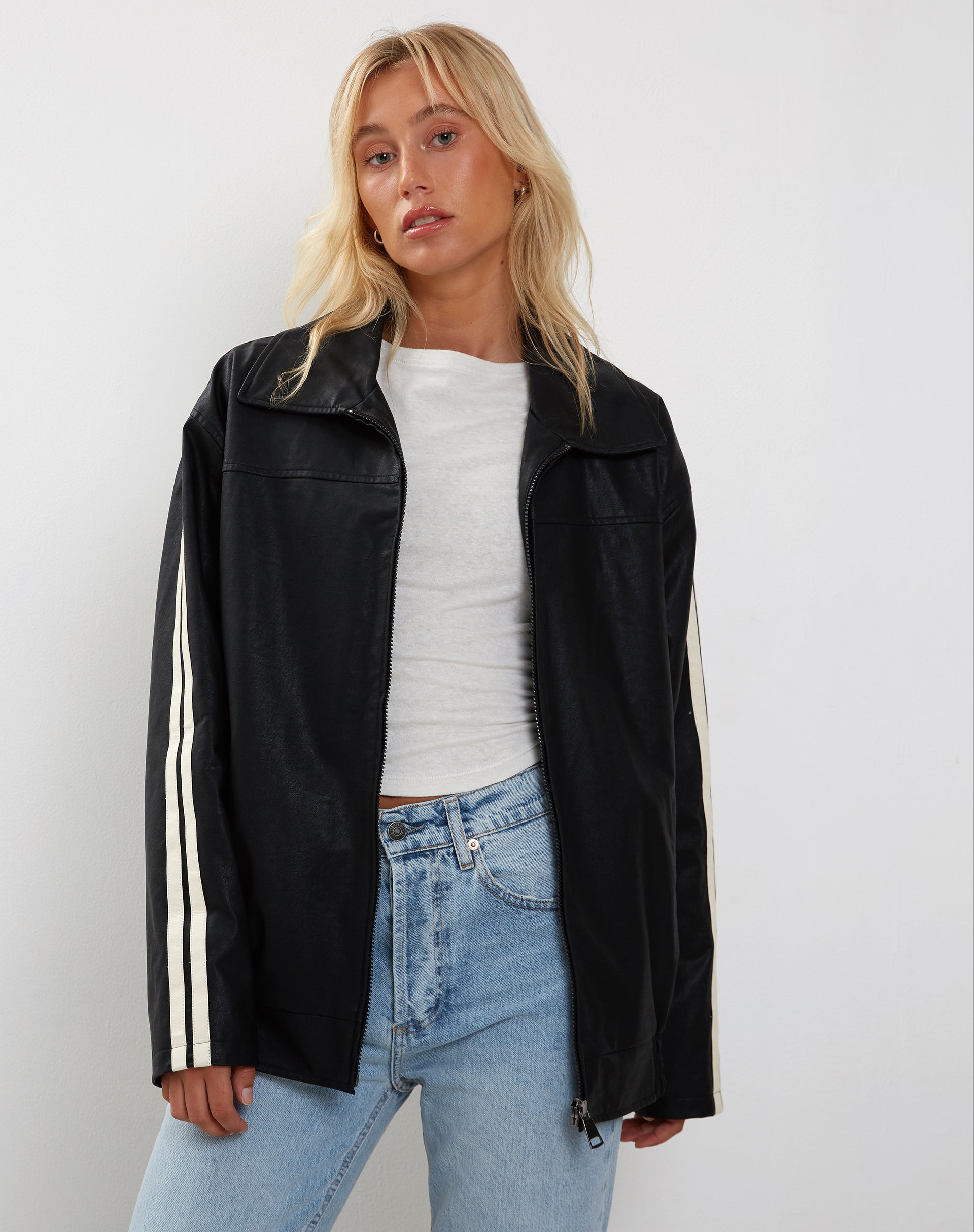 Afbeelding van Javana Zip Up Jas in PU Zwart met Beige Streep