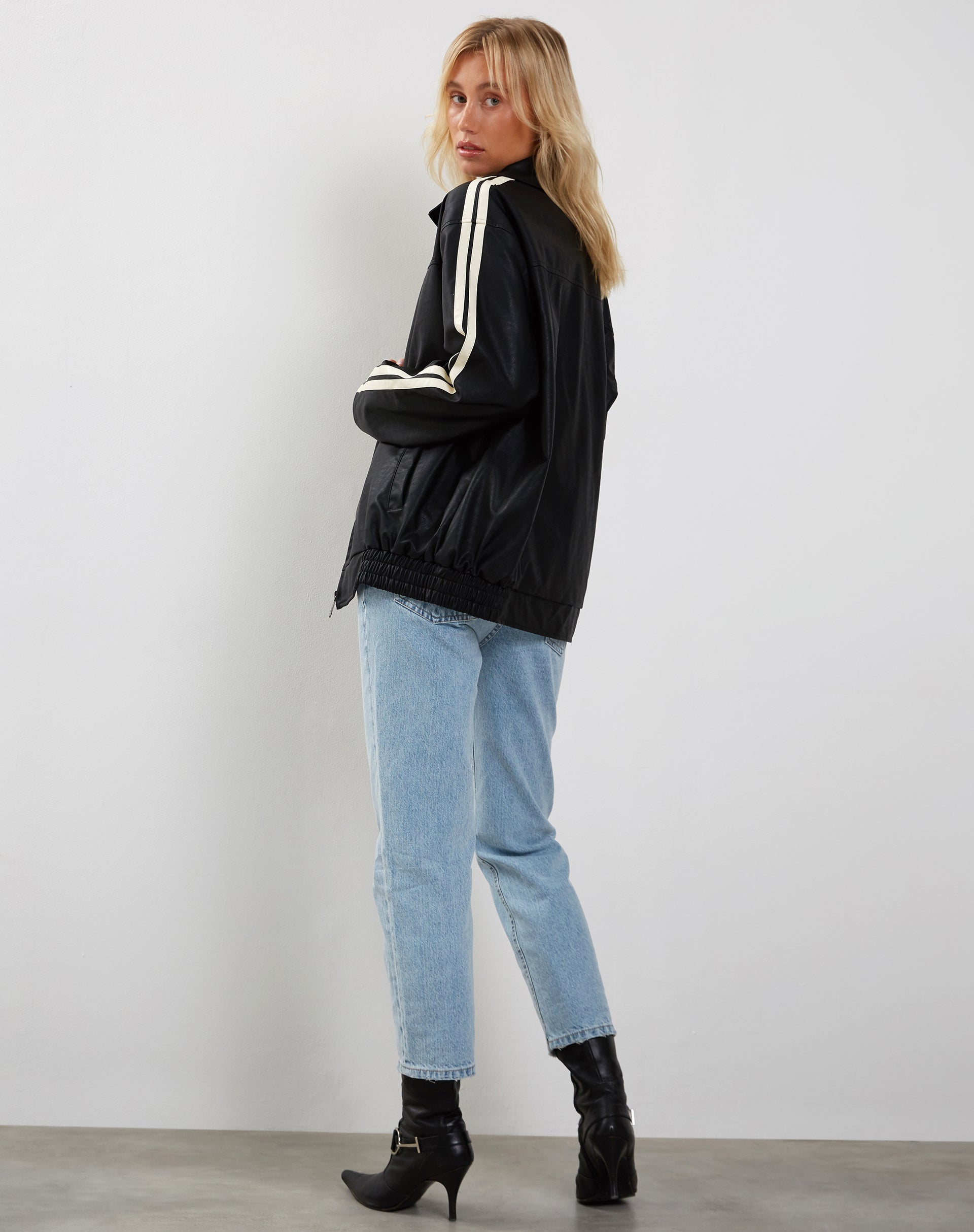 Afbeelding van Javana Zip Up Jas in PU Zwart met Beige Streep