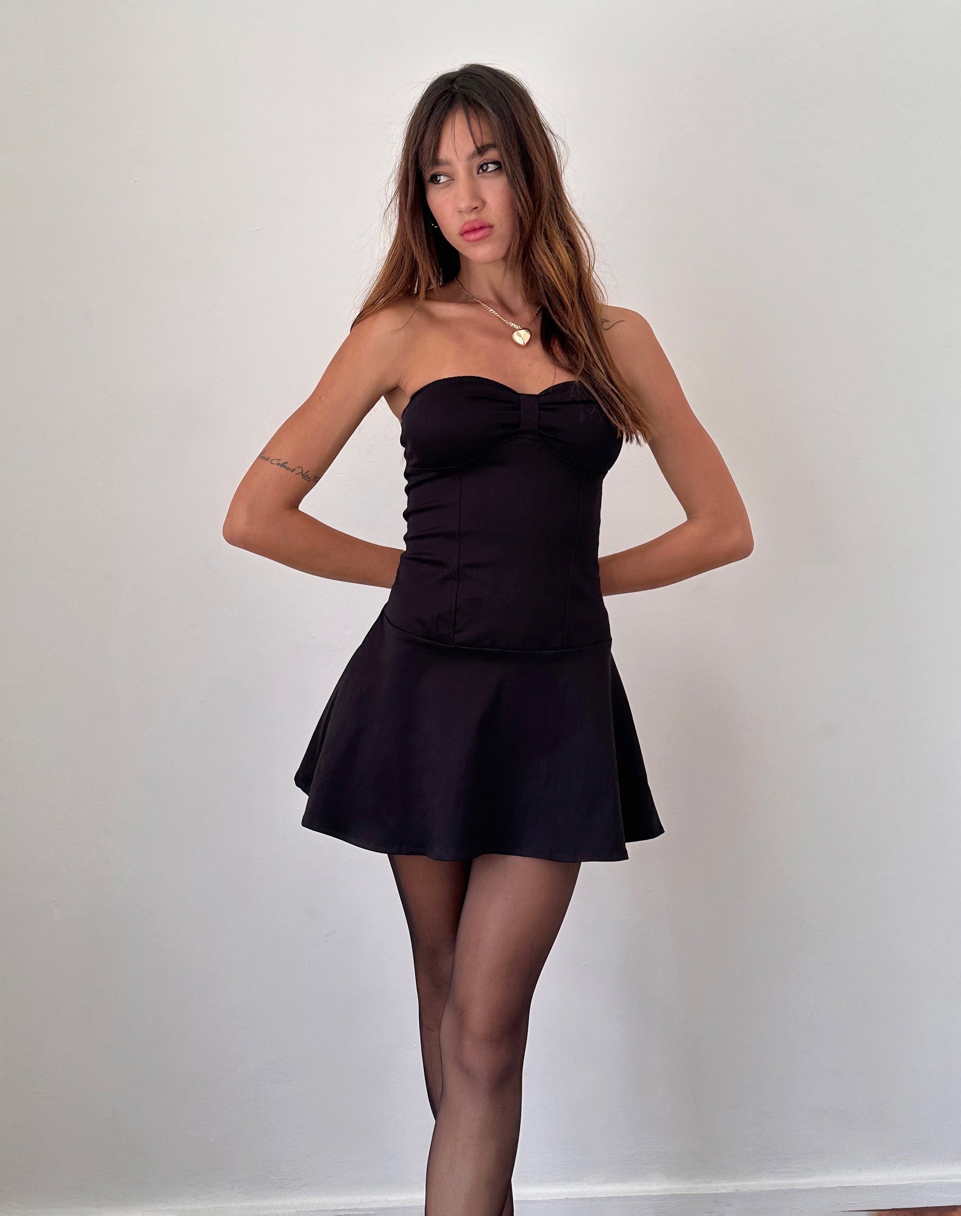 Afbeelding van Javas Bandeau Mini Jurk in Zwart Satijn
