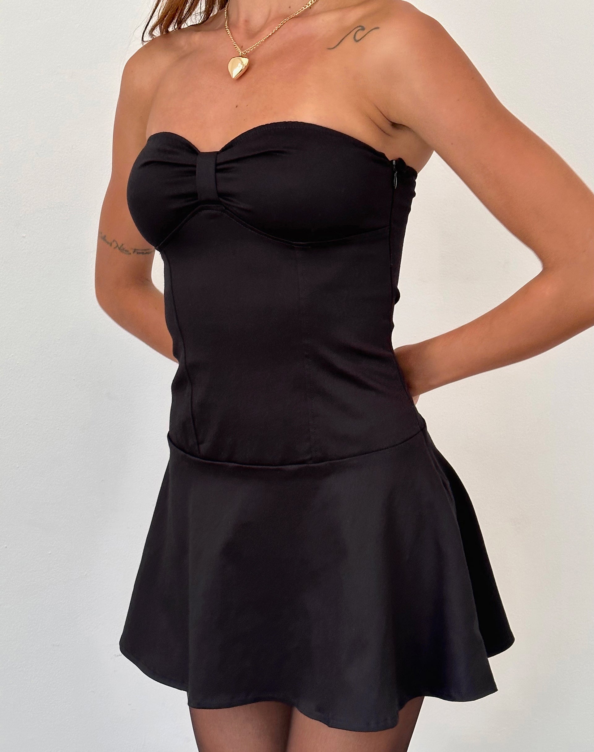 Afbeelding van Javas Bandeau Mini Jurk in Zwart Satijn
