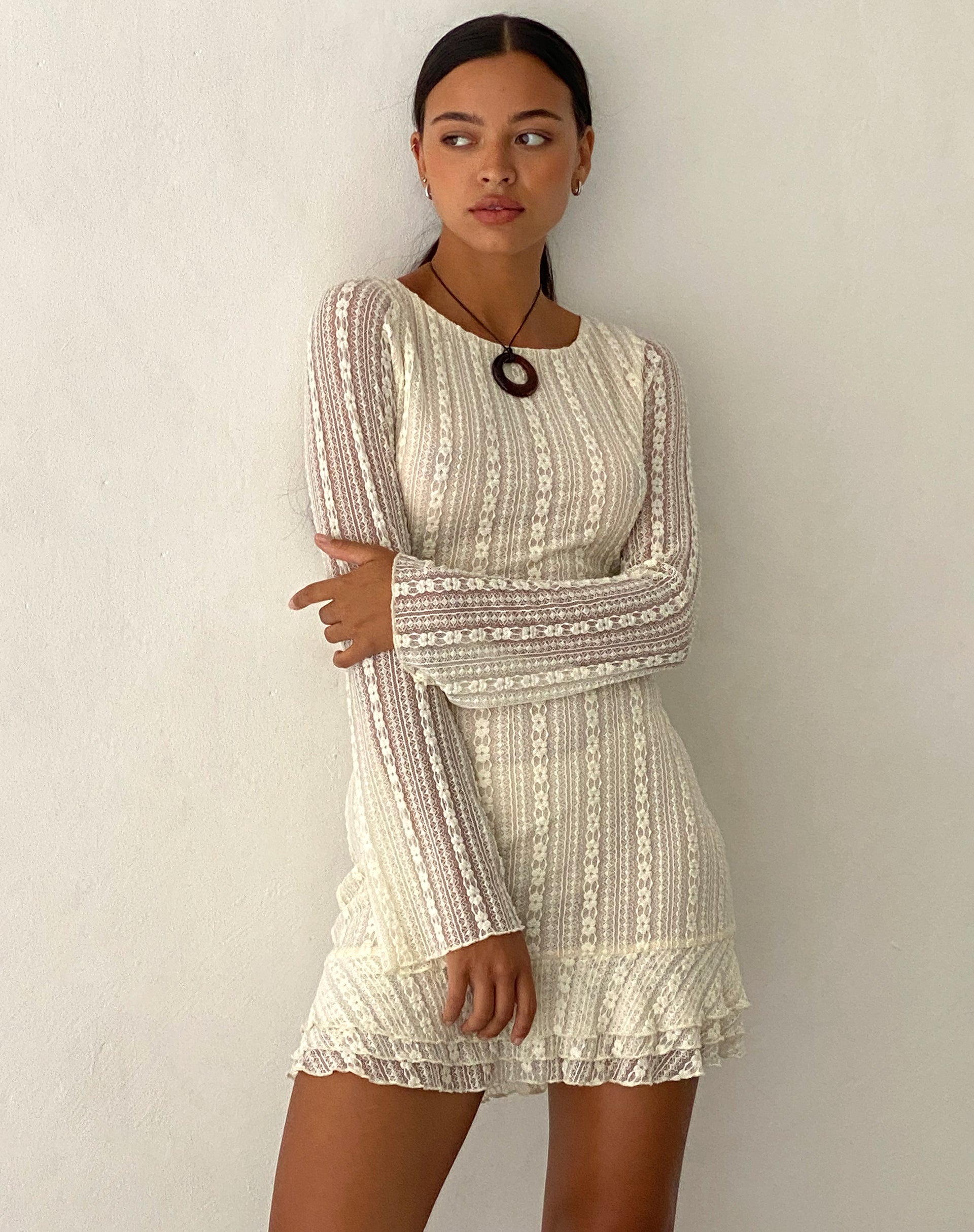 Afbeelding van Jeilani Open Rug Kanten Mini Jurk in Crème