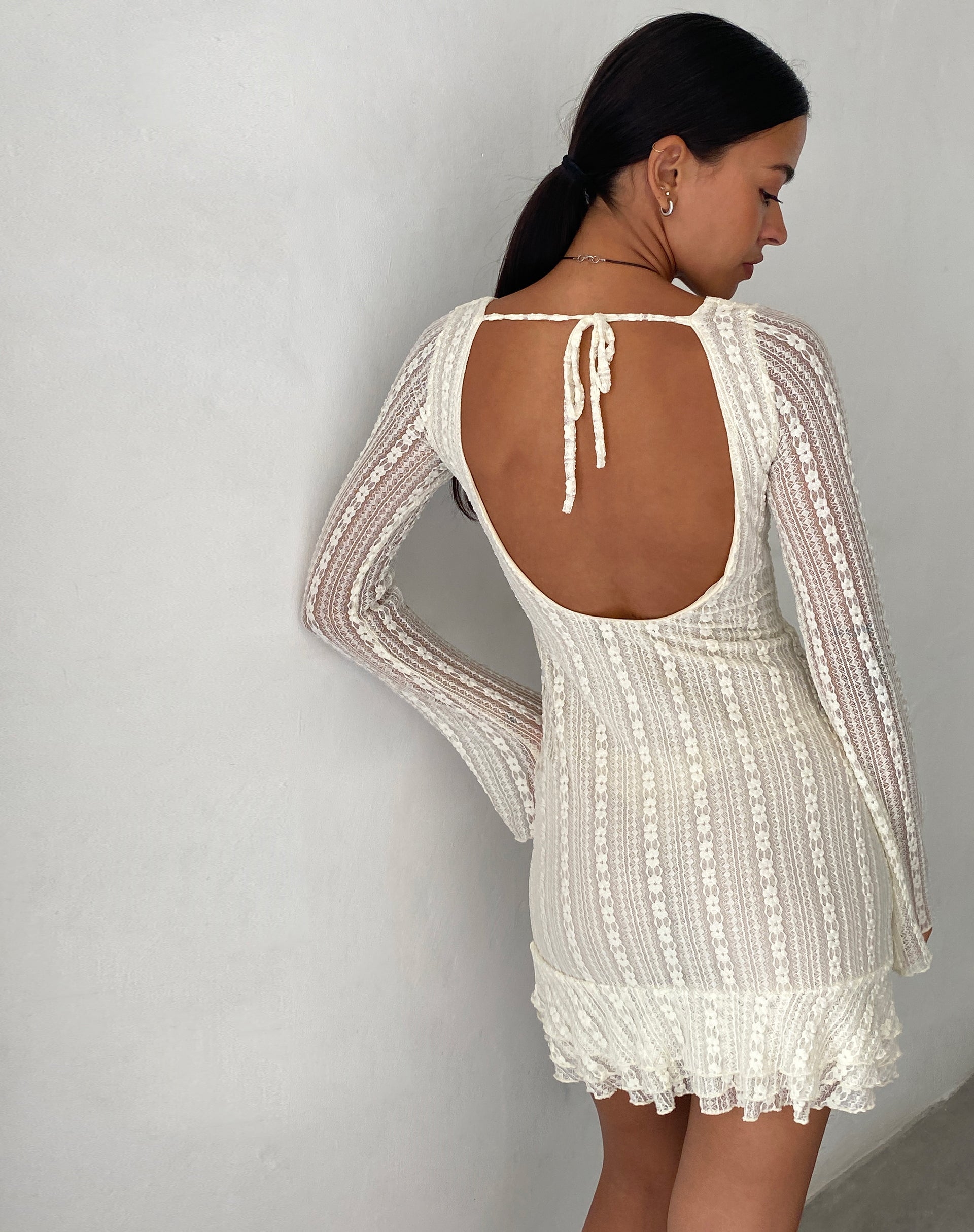 Afbeelding van Jeilani Open Rug Kanten Mini Jurk in Crème