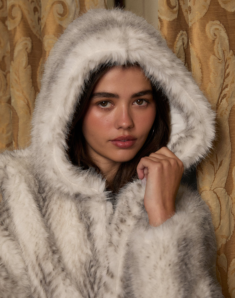 Afbeelding van Jemi Hooded Cropped Faux Fur Jacket in Crème