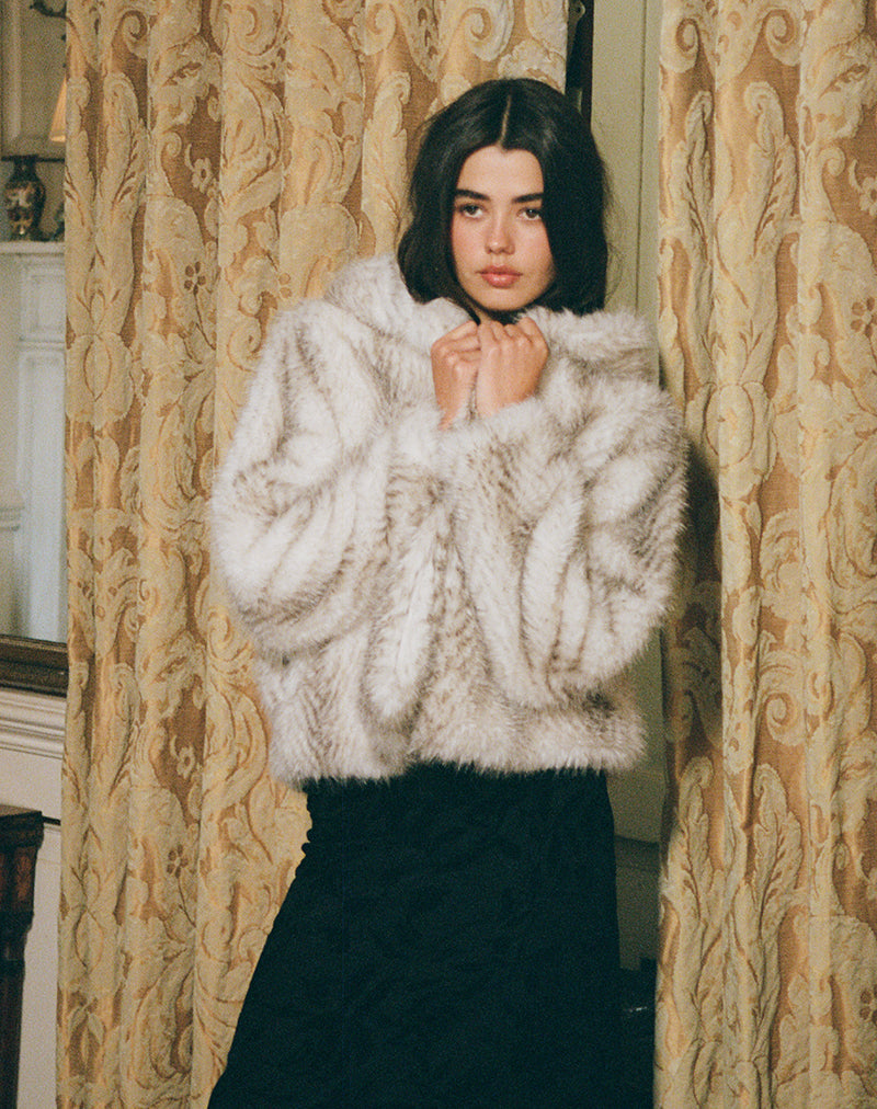 Afbeelding van Jemi Hooded Cropped Faux Fur Jacket in Crème