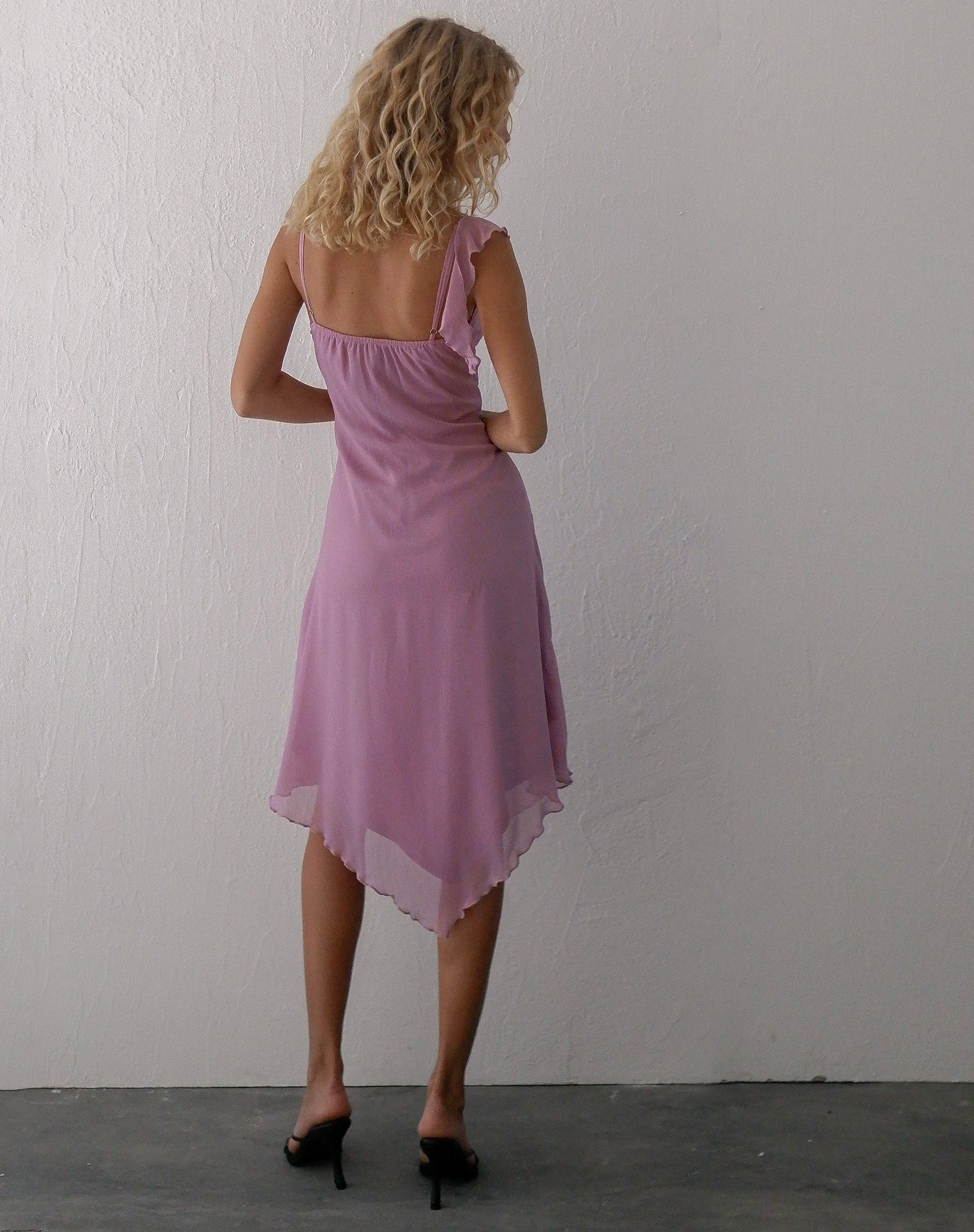 Afbeelding van Jenani Rosette Ruffle Midi Dress in Light Plum