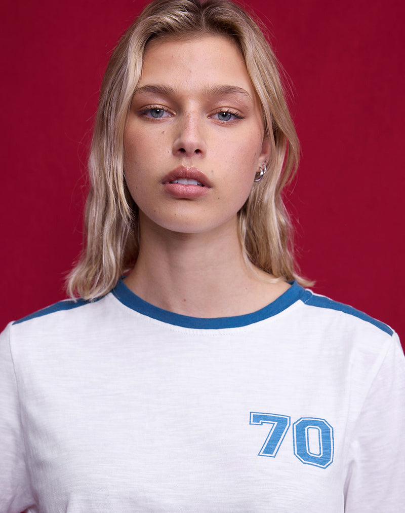 Jihan Top in gebroken wit met mediterraan blauw biesje