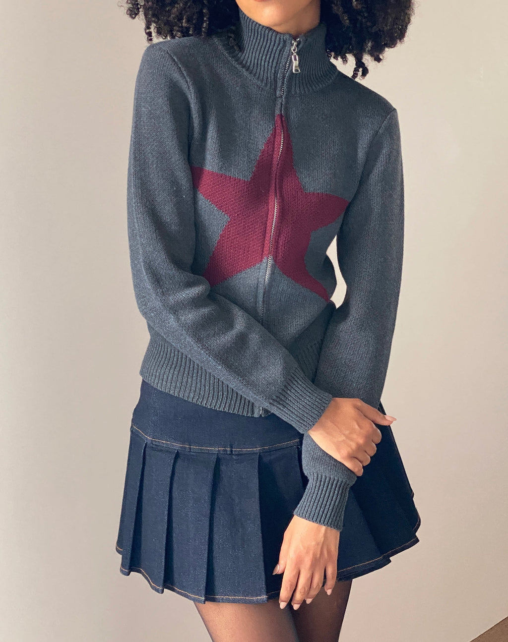 Jimena Zip Through Vest in Grijs met Bourgondisch Sterrenmotief