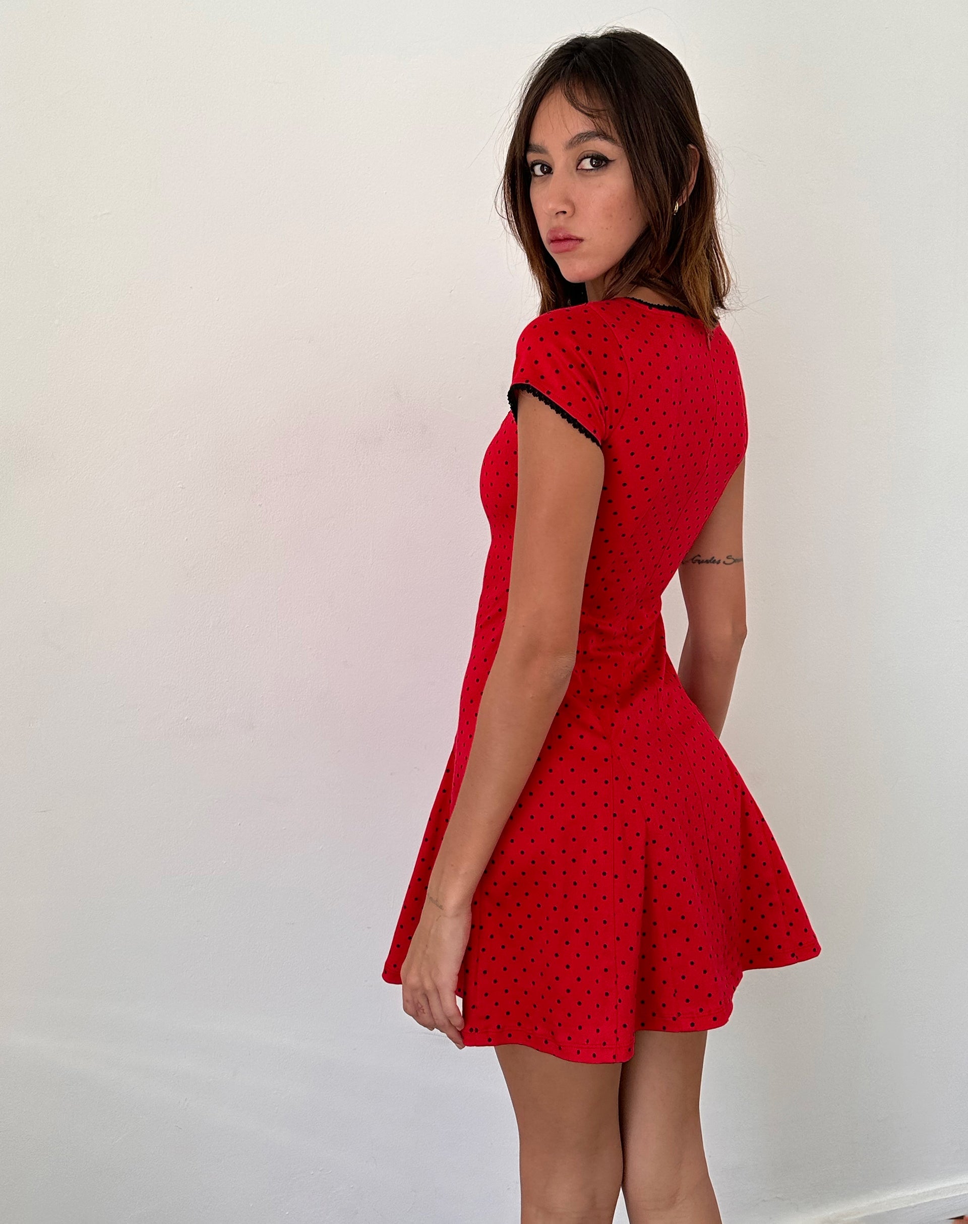 Afbeelding van Jinae Mini Jurk met Plooidetail in Rood Polka Satijn