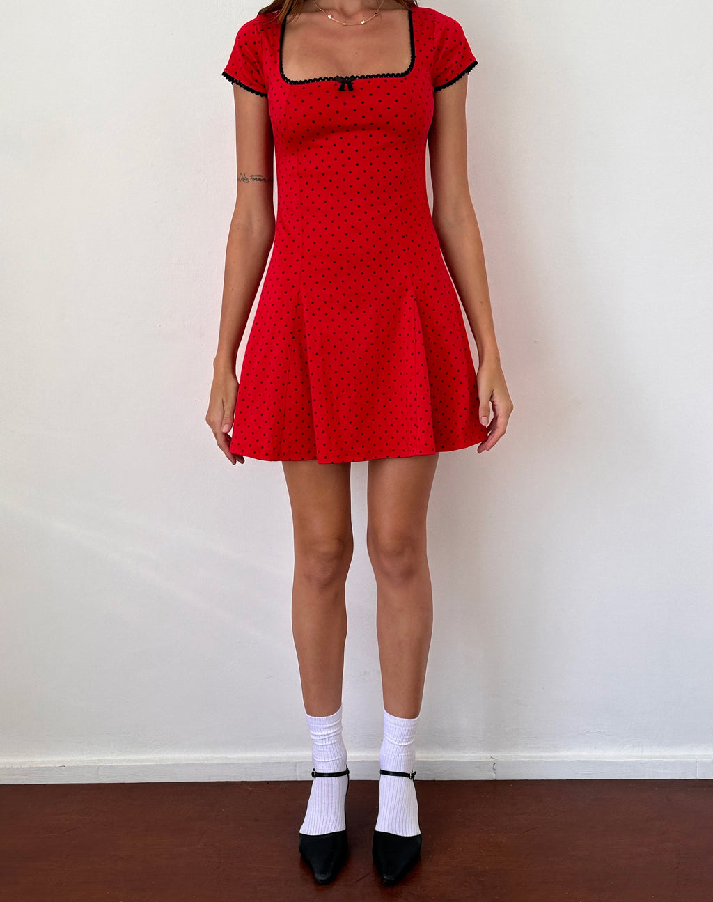 Jinae Mini Jurk met Plooidetail in Rood Polka Satijn