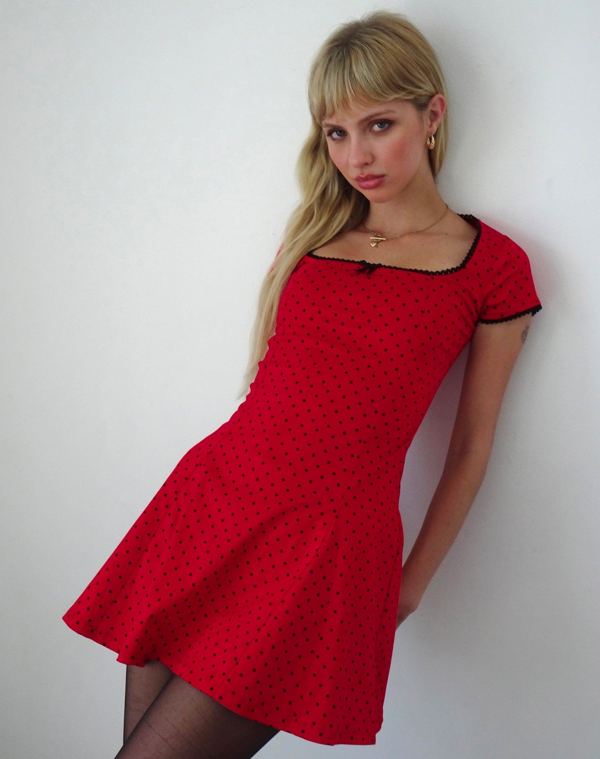 Afbeelding van Jinae Mini Jurk met Plooidetail in Rood Polka Satijn