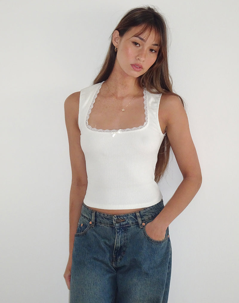 Afbeelding van Jinila Top in Off White met strik en kanten randje
