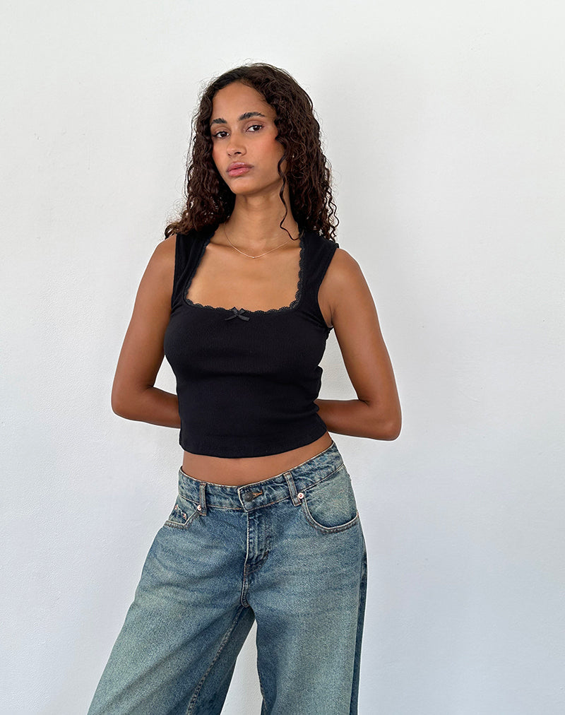 Afbeelding van Jinila Top in zwart met kant en strik