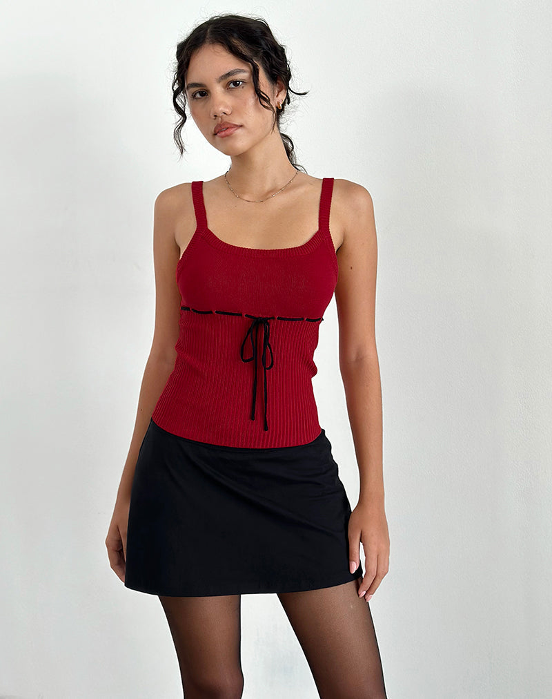Afbeelding van Joanie Rib Cami Top in Rood met Zwarte Stropdas