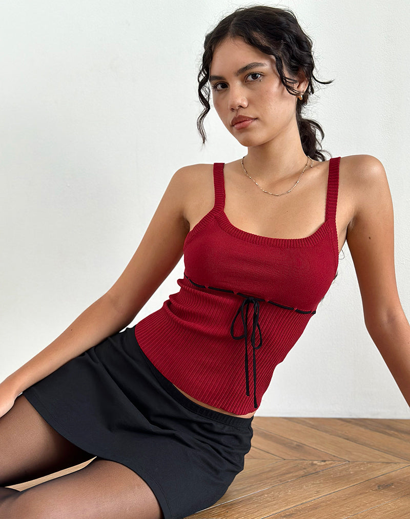 Afbeelding van Joanie Rib Cami Top in Rood met Zwarte Stropdas