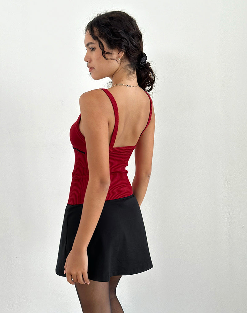 Afbeelding van Joanie Rib Cami Top in Rood met Zwarte Stropdas