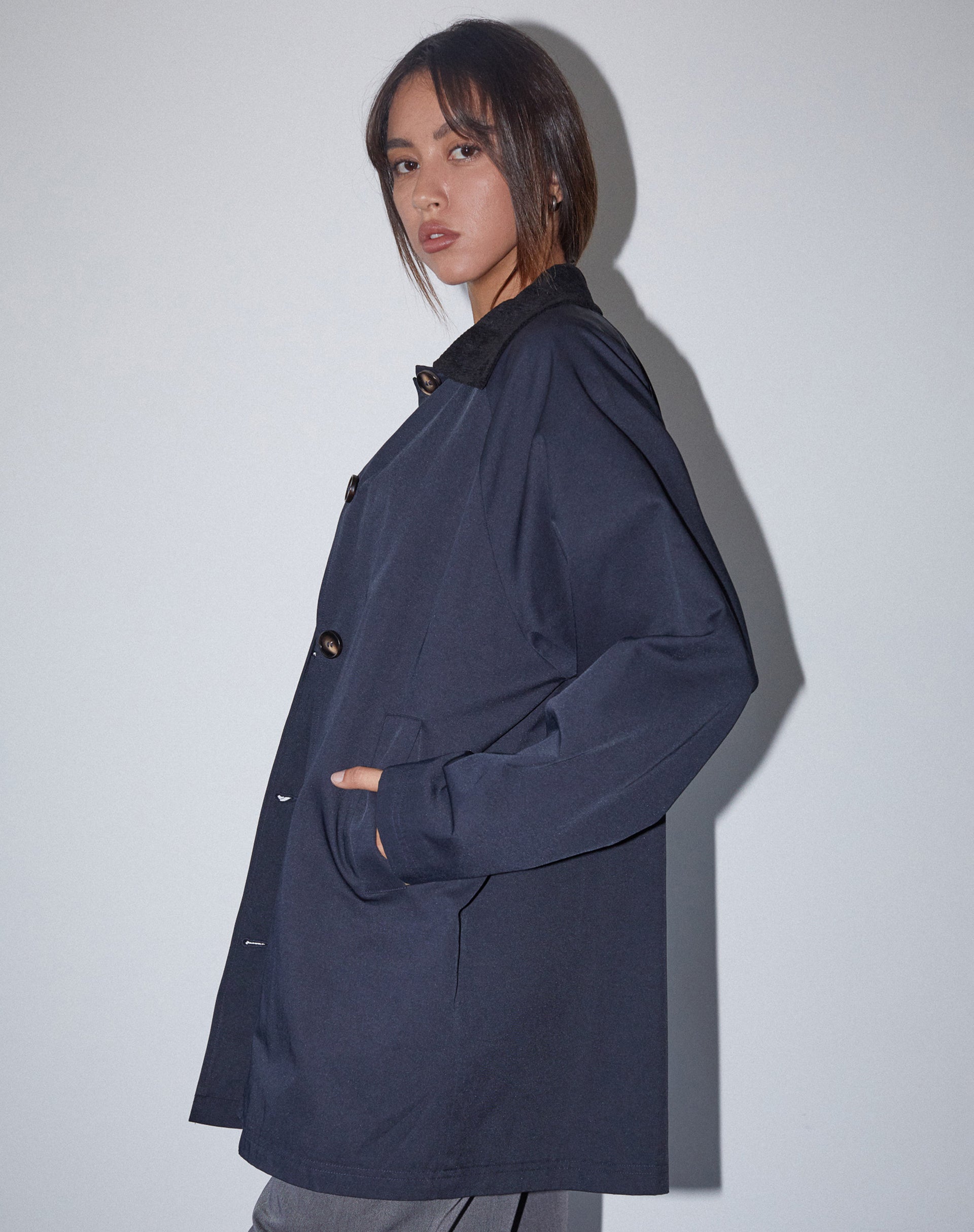 Afbeelding van Izora Korte Trench Coat in Navy