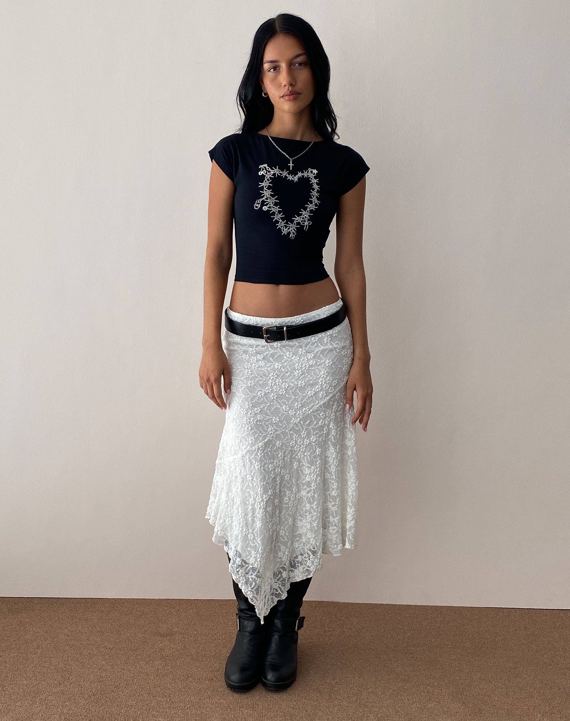 Afbeelding van Jonnet T-shirt in zwart met Cutie Thorns motief
