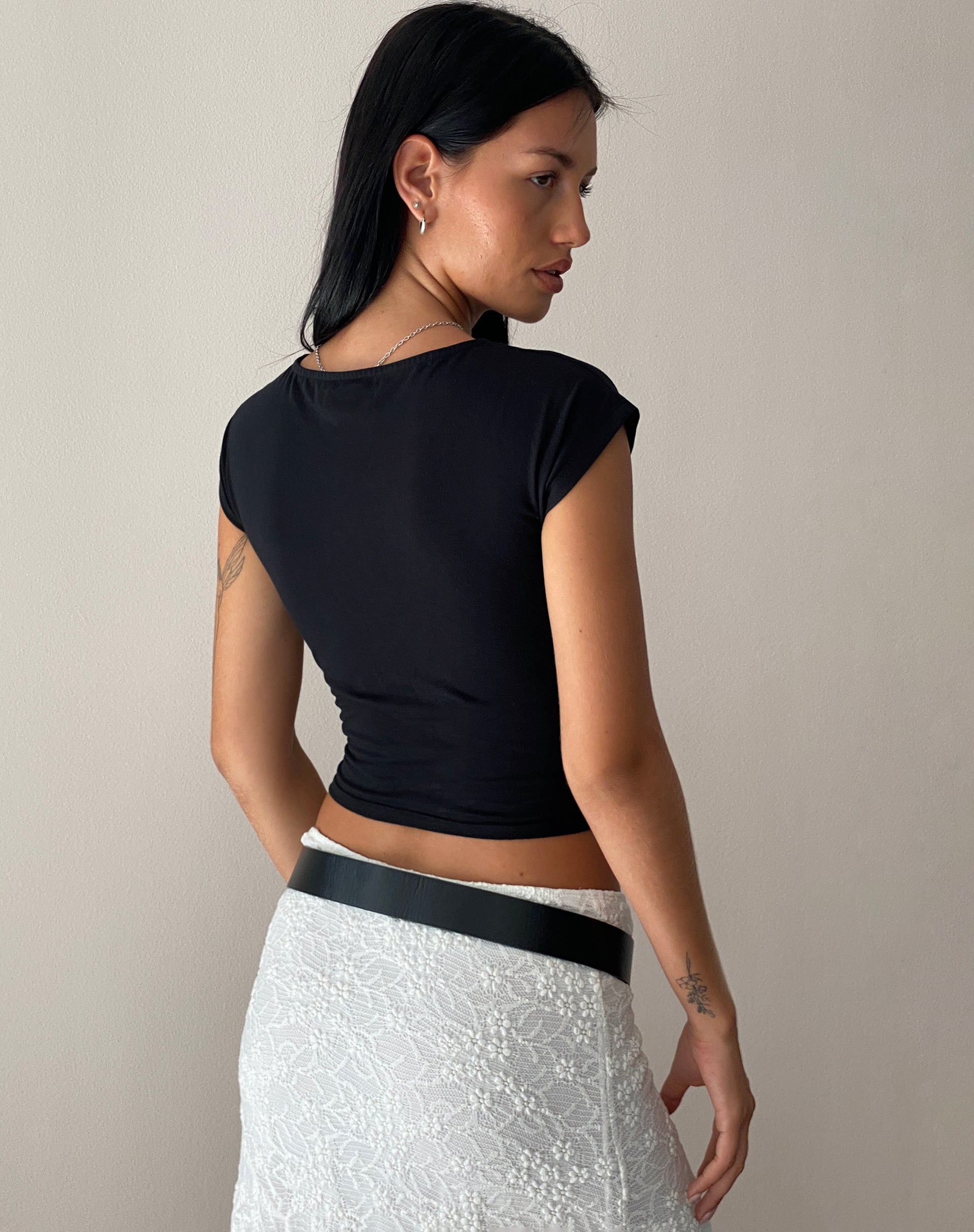 Afbeelding van Jonnet T-shirt in zwart met Cutie Thorns motief
