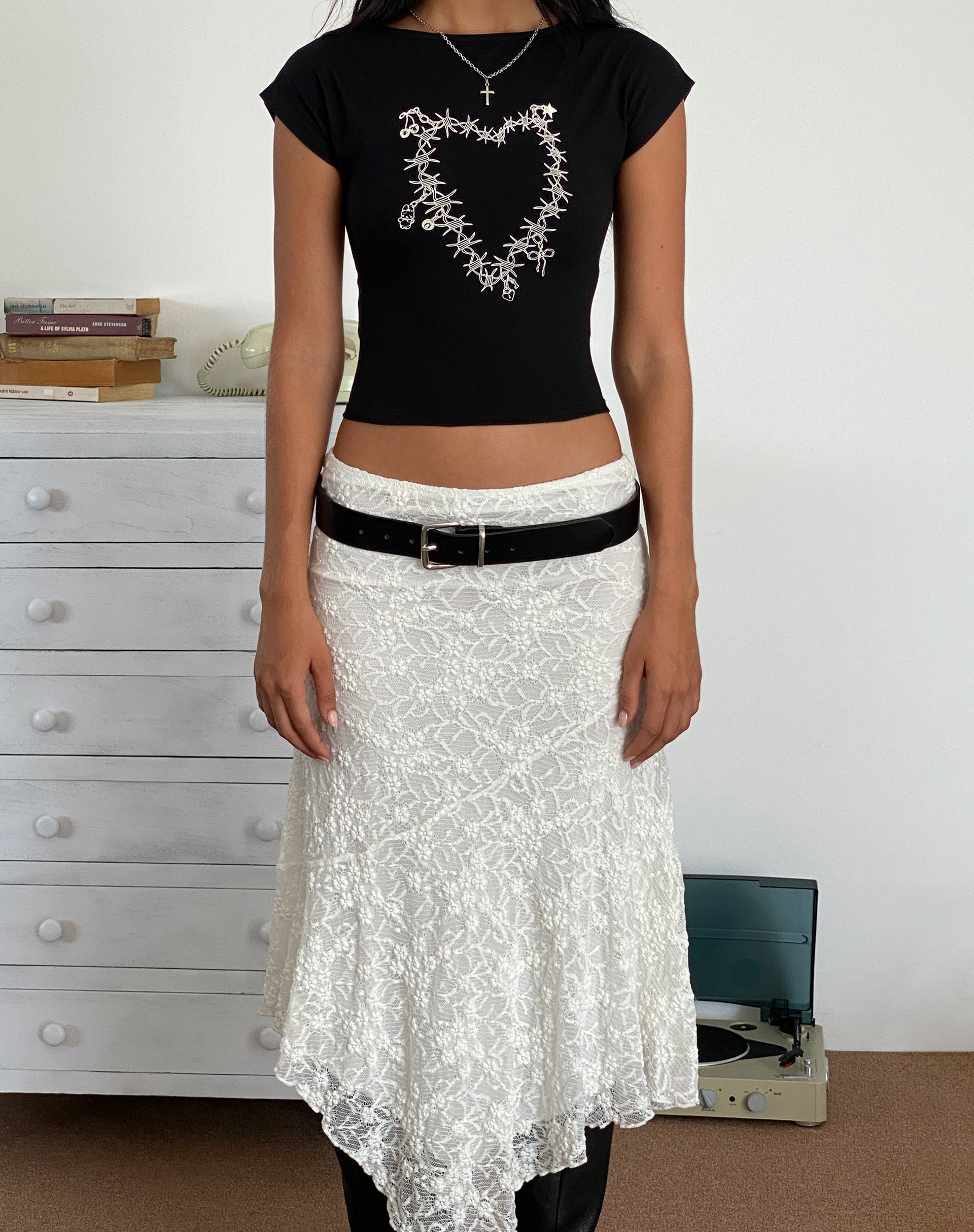 Afbeelding van Jonnet T-shirt in zwart met Cutie Thorns motief