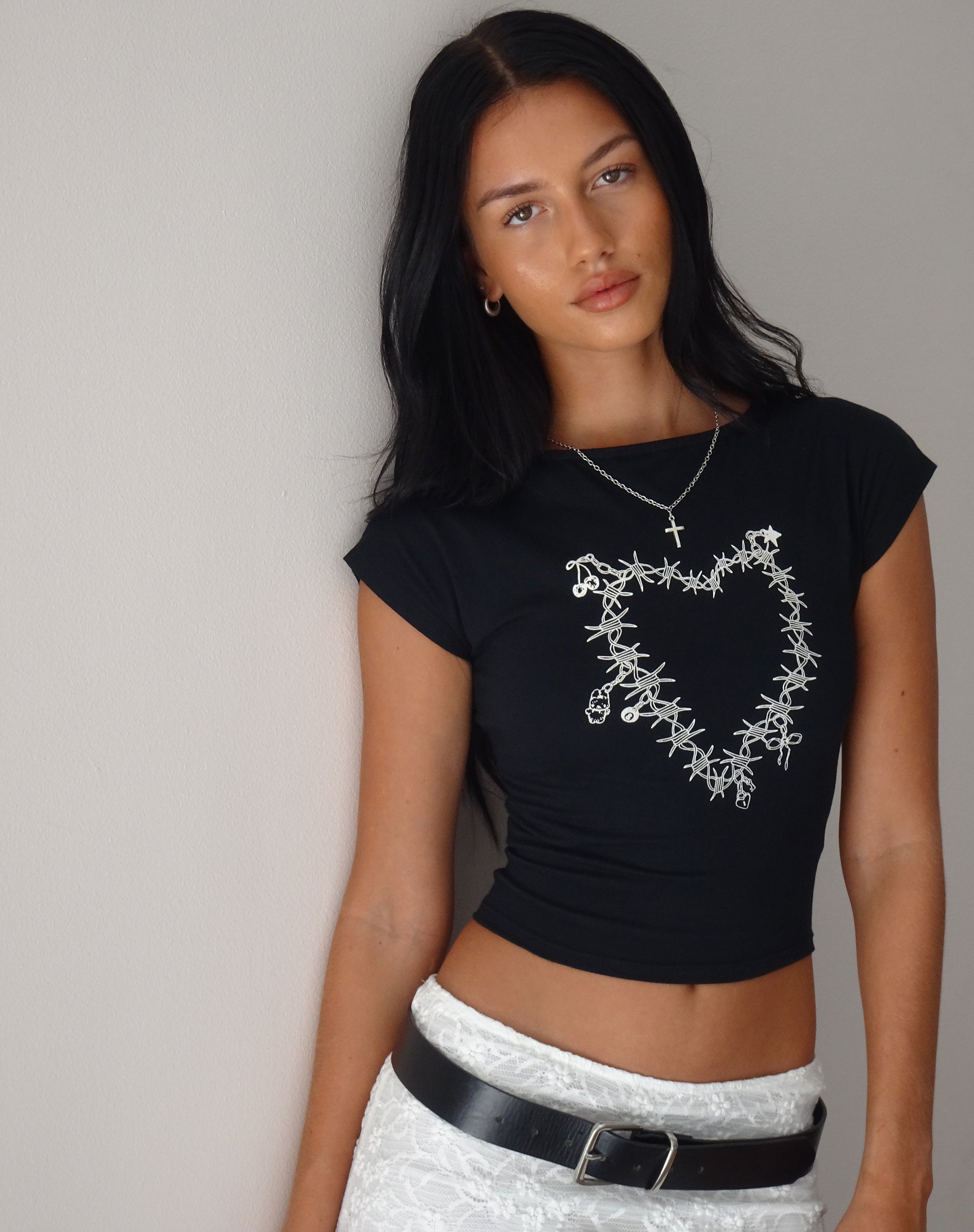 Afbeelding van Jonnet T-shirt in zwart met Cutie Thorns motief