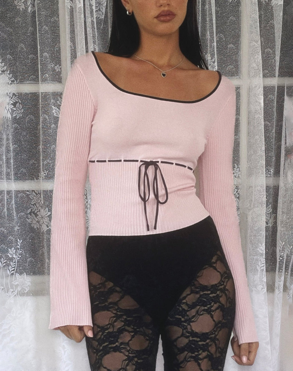 Juhye Gebreide Lange Mouw Top in Blush Pink met Zwarte Binding