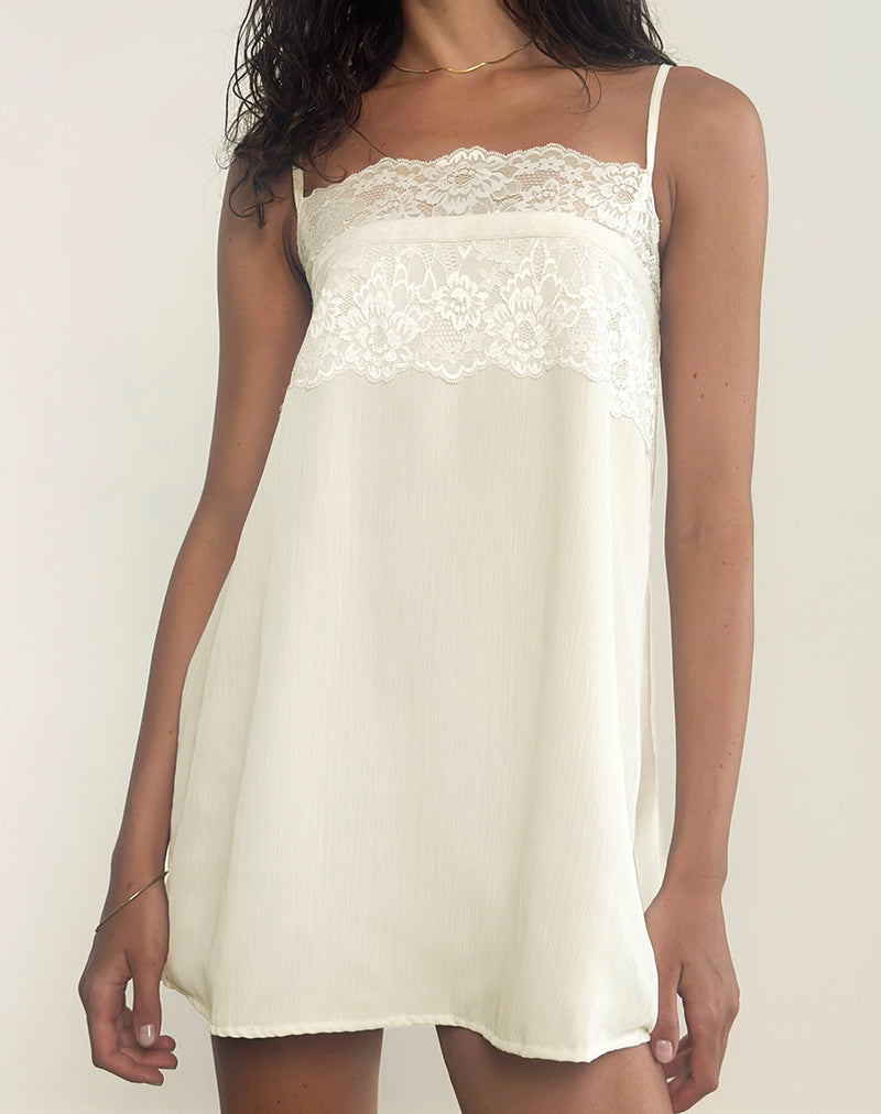 Afbeelding van Juvia Babydoll Mini Jurk in Chiffon Ivoor