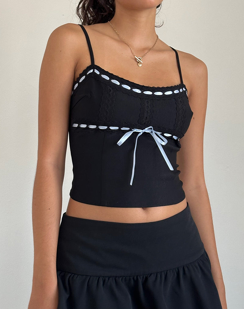 Karda Cami Top in zwart met contrasterend lint