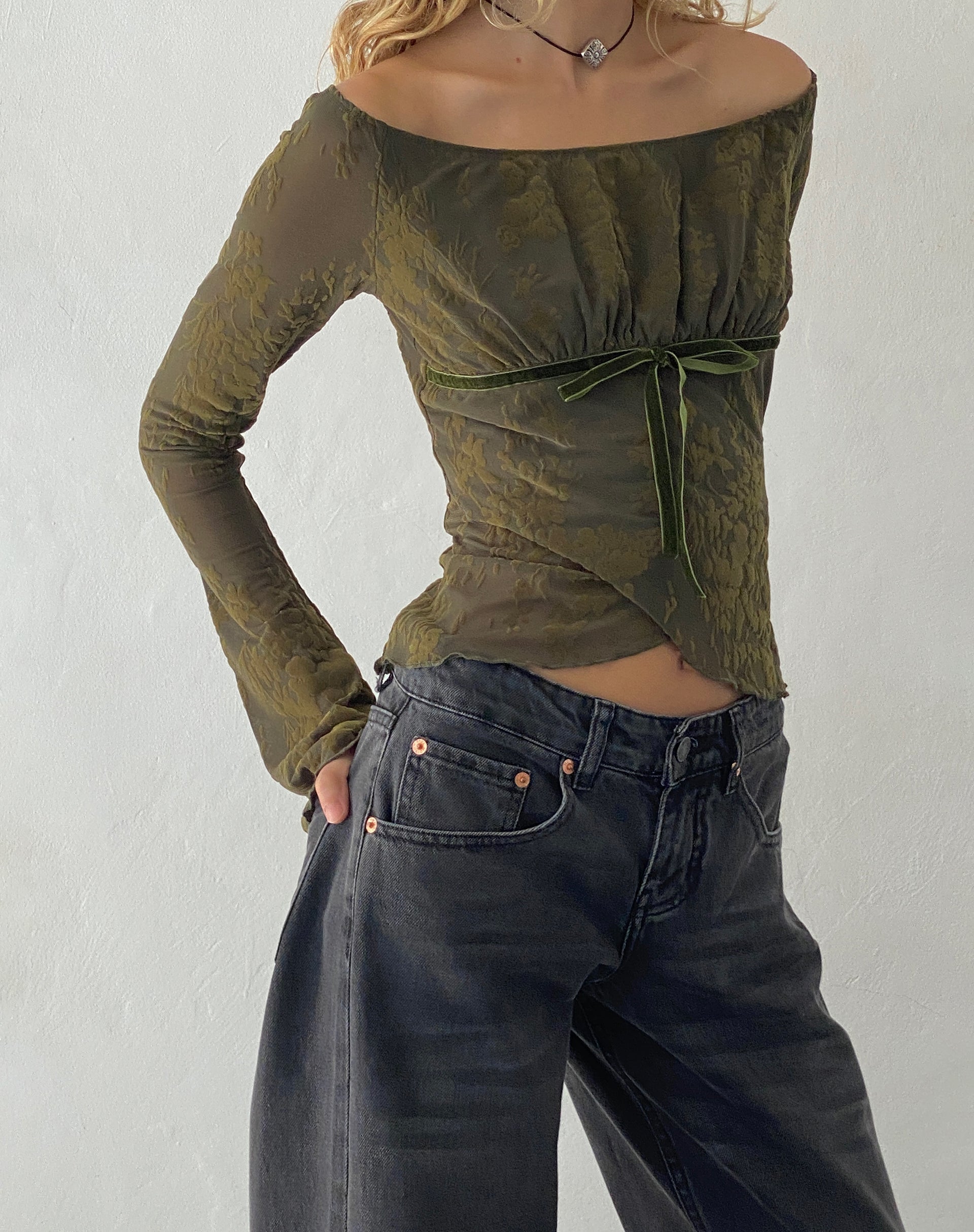 Afbeelding van Kareena Bardot Top met lange mouwen in Abstract Botanic Dark Olive