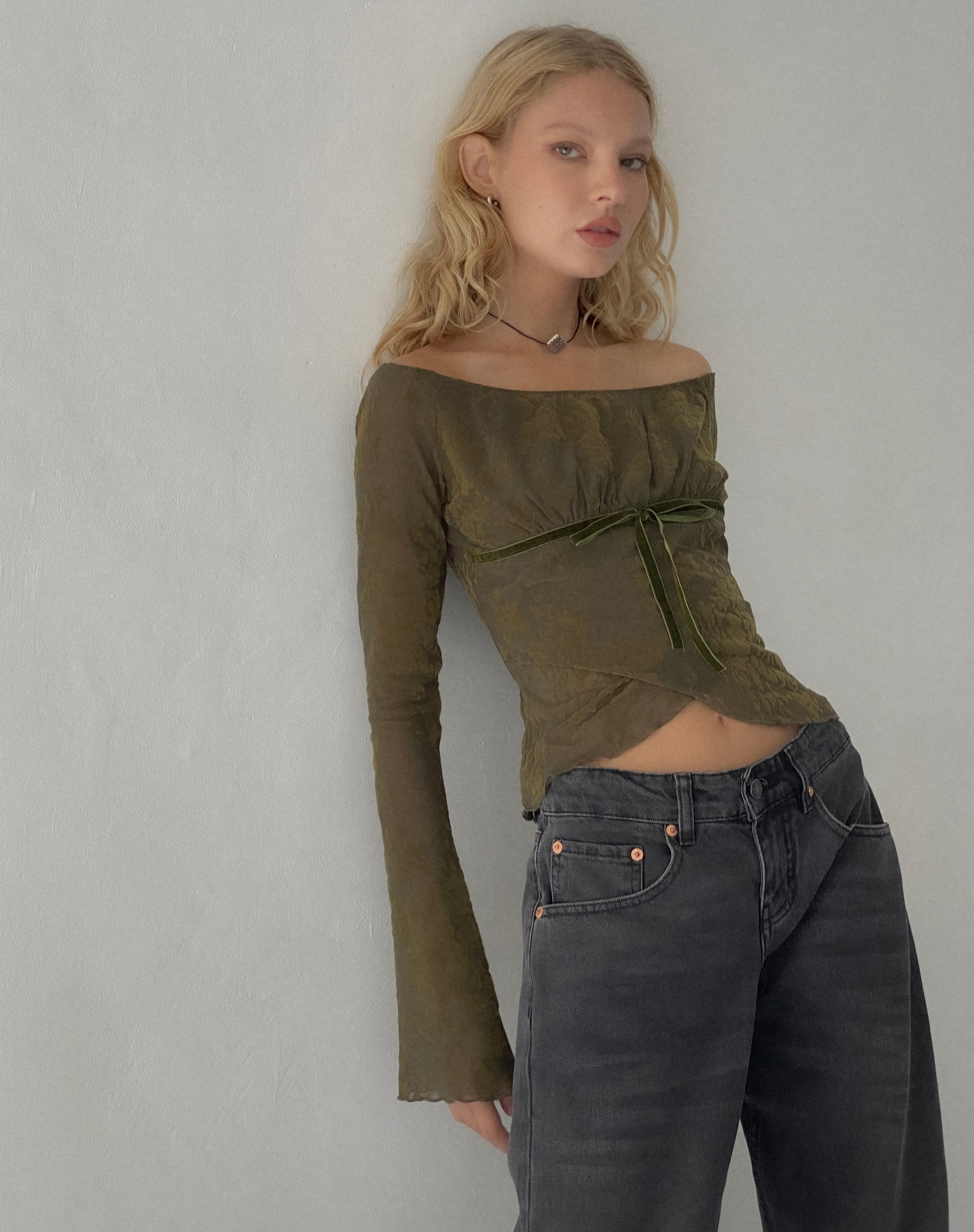 Afbeelding van Kareena Bardot Top met lange mouwen in Abstract Botanic Dark Olive