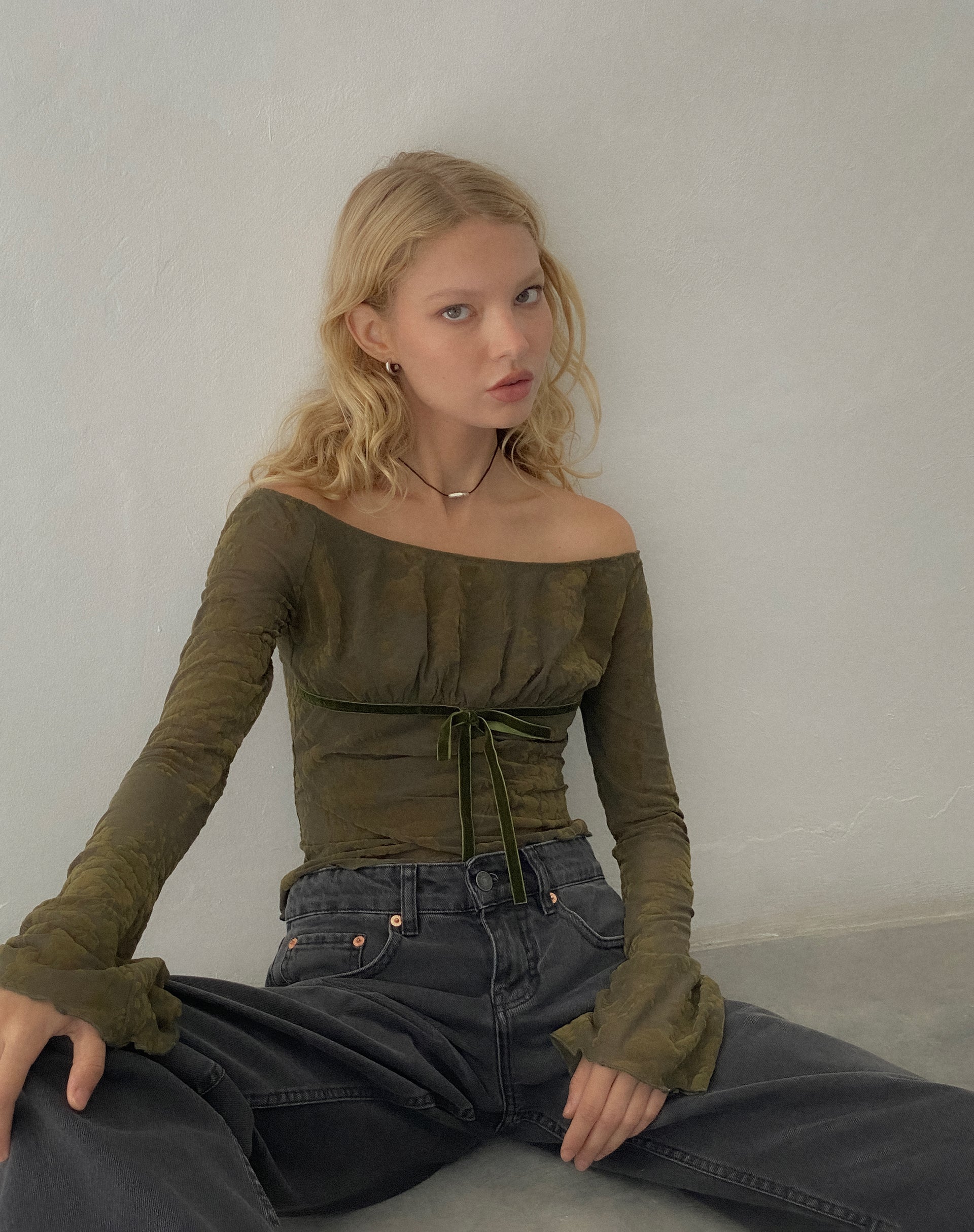 Afbeelding van Kareena Bardot Top met lange mouwen in Abstract Botanic Dark Olive