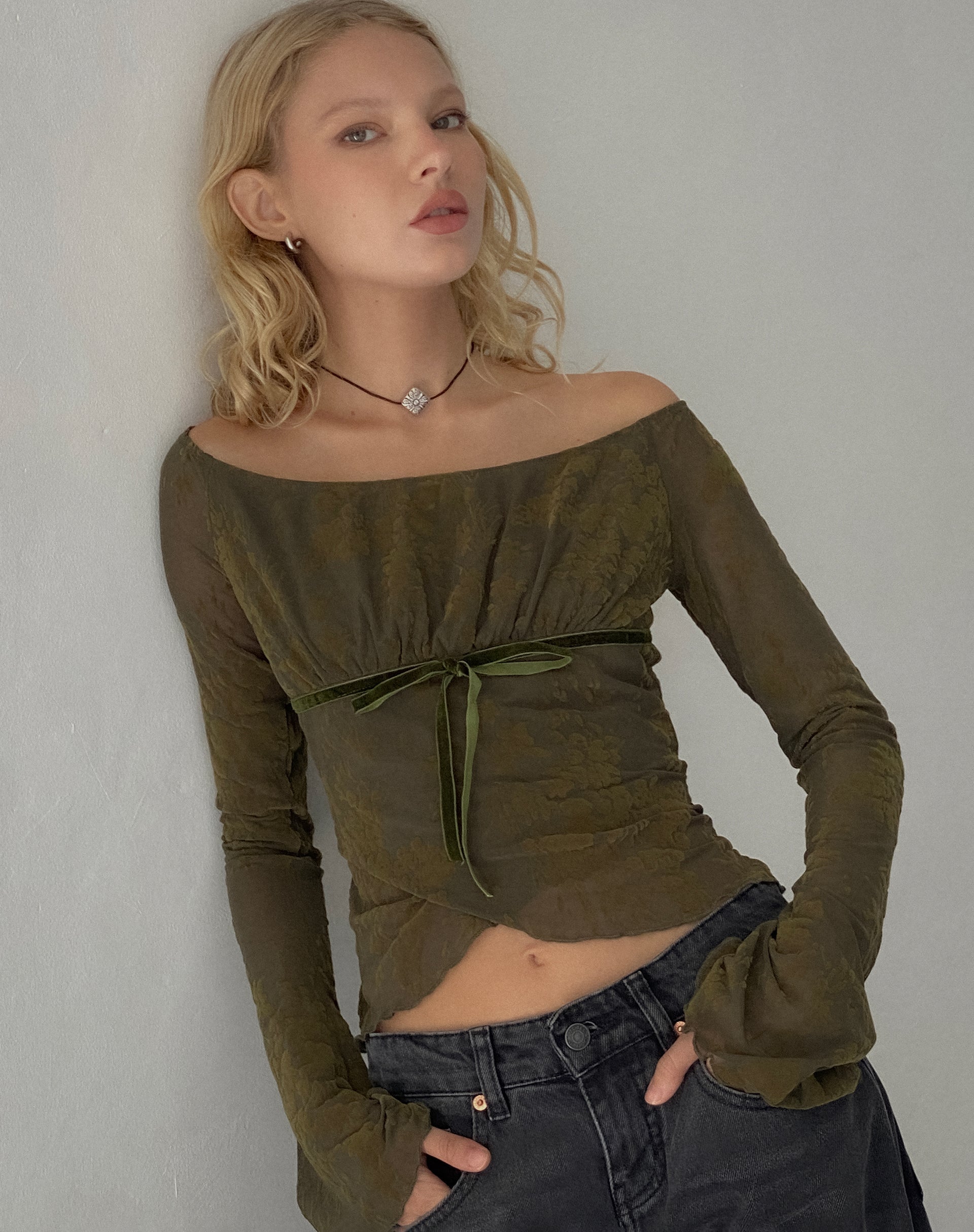 Afbeelding van Kareena Bardot Top met lange mouwen in Abstract Botanic Dark Olive