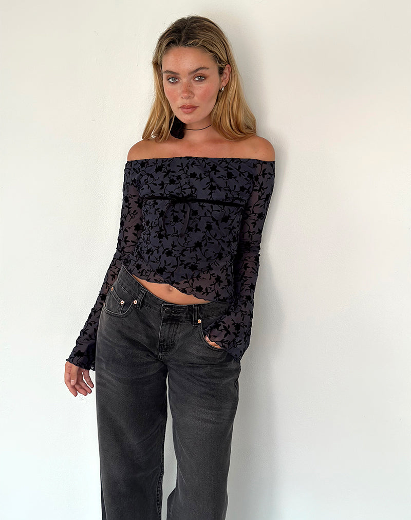 Afbeelding van Kareena Lange Mouw Bardot Top in Mooie Petal Flock Navy