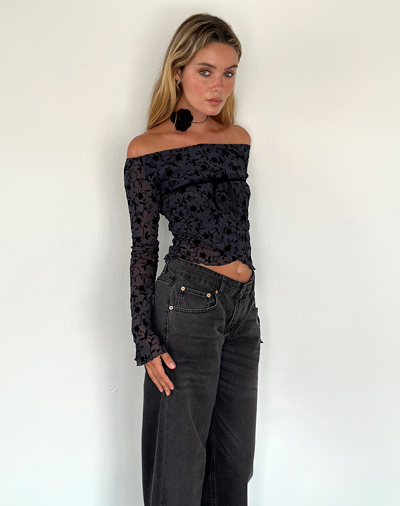 Afbeelding van Kareena Lange Mouw Bardot Top in Mooie Petal Flock Navy