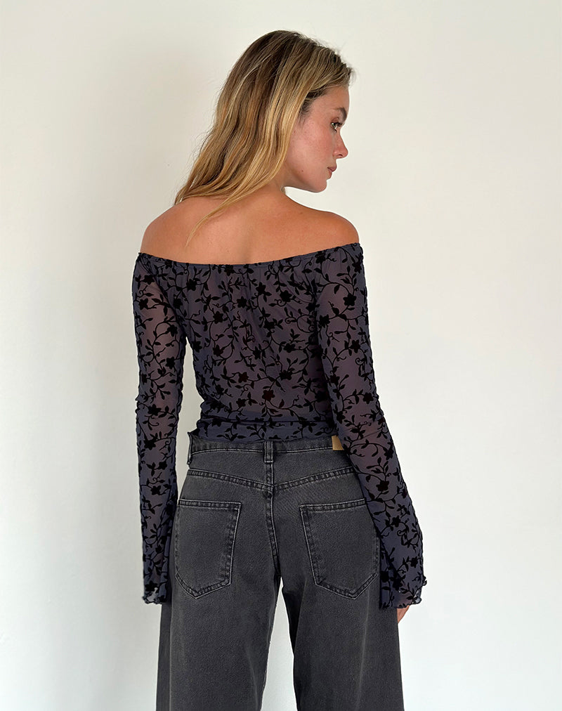 Afbeelding van Kareena Lange Mouw Bardot Top in Mooie Petal Flock Navy