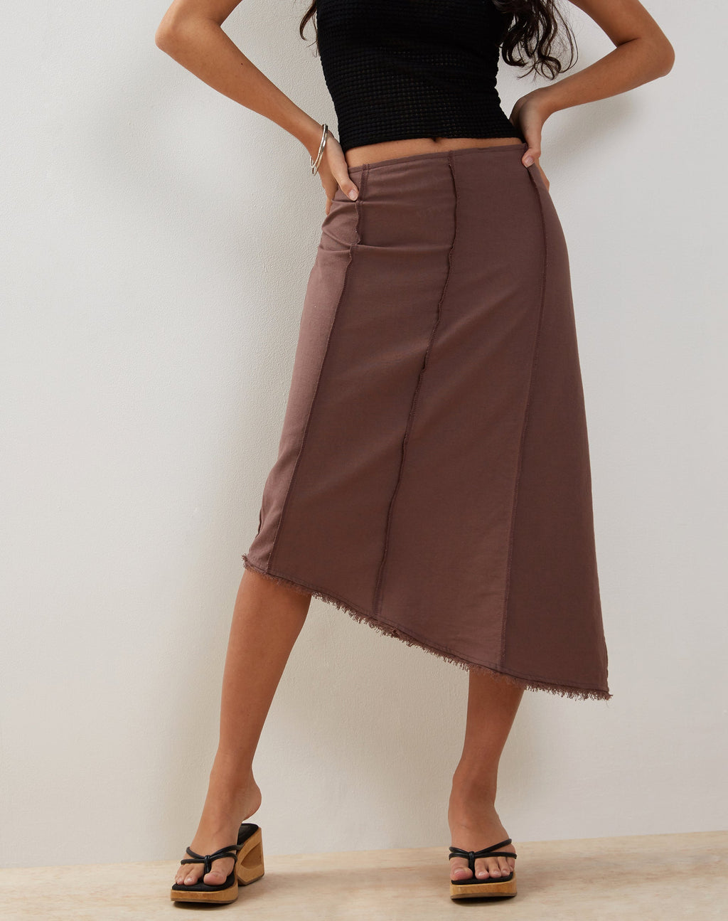 Karlesa asymmetrische midi-rok in diep taupe