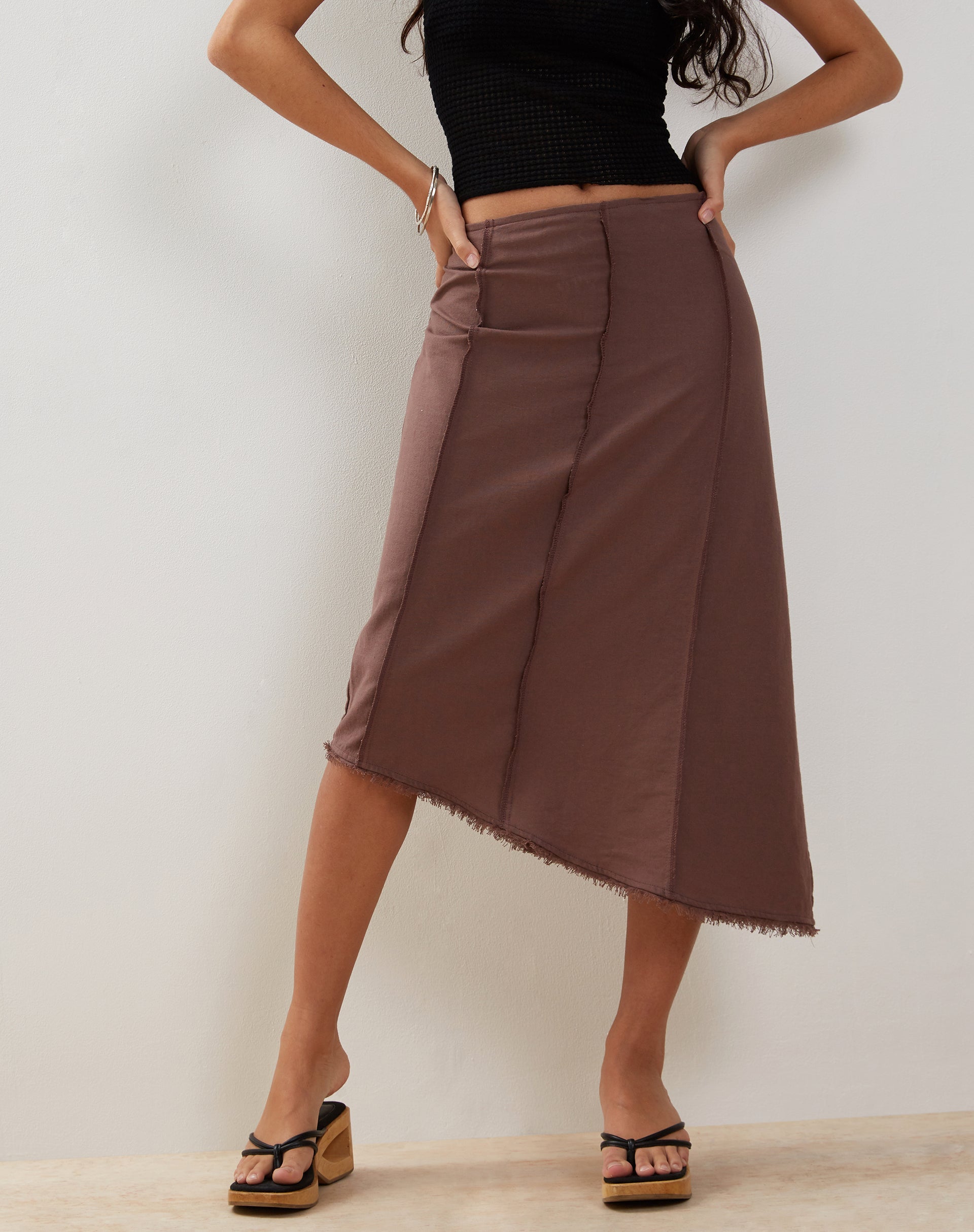 Afbeelding van Karlesa asymmetrische midirok in diep taupe