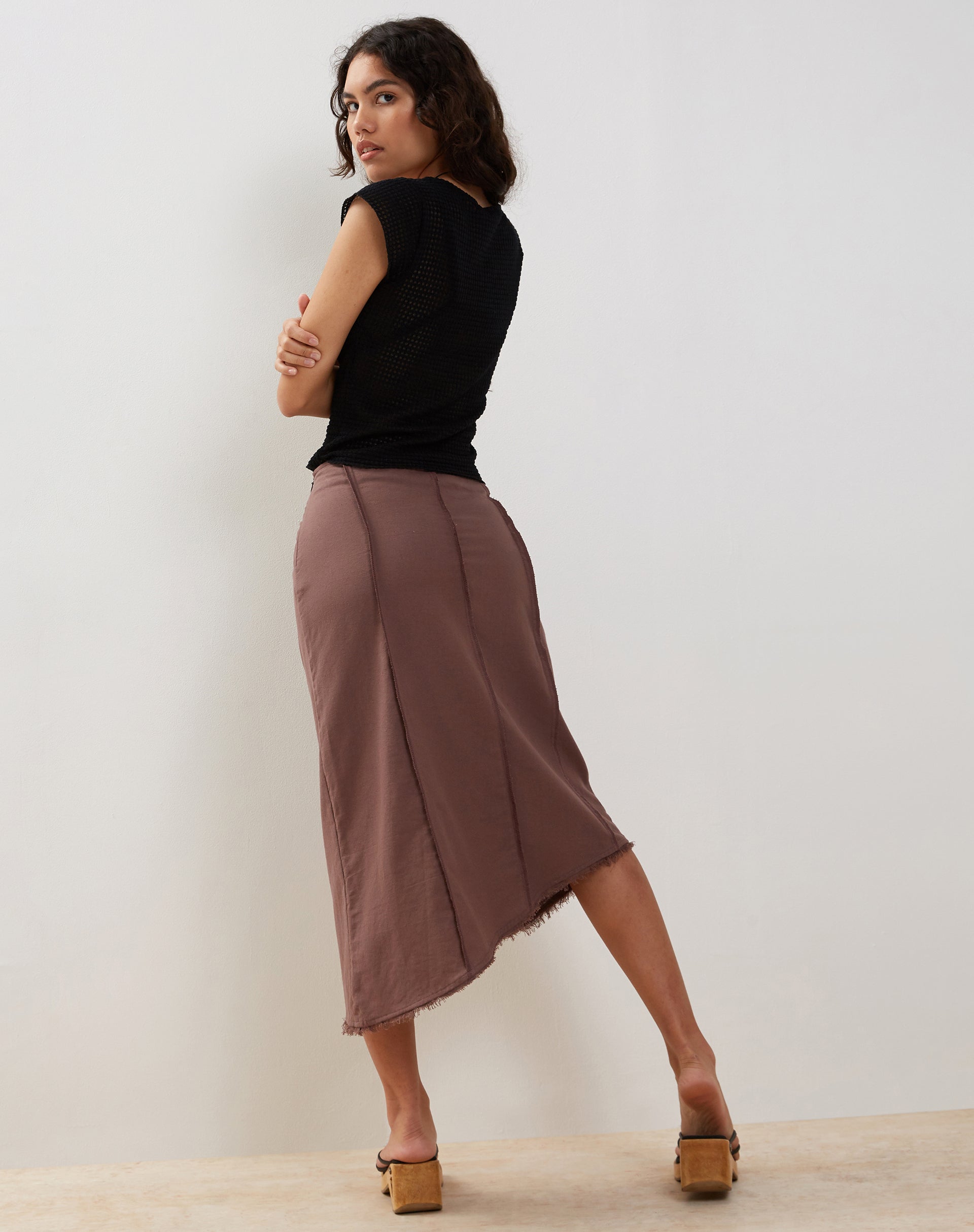 Afbeelding van Karlesa asymmetrische midirok in diep taupe