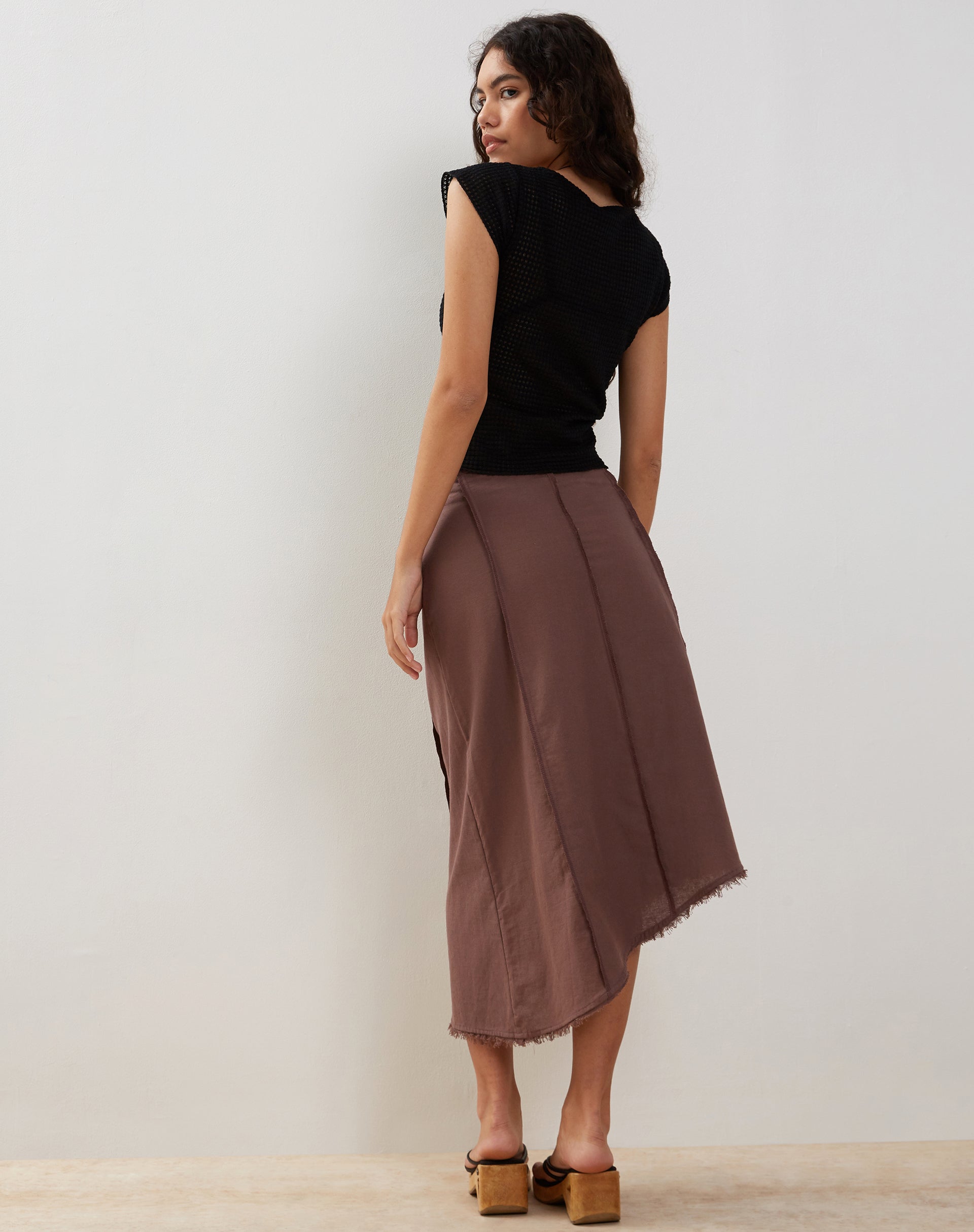 Afbeelding van Karlesa asymmetrische midirok in diep taupe
