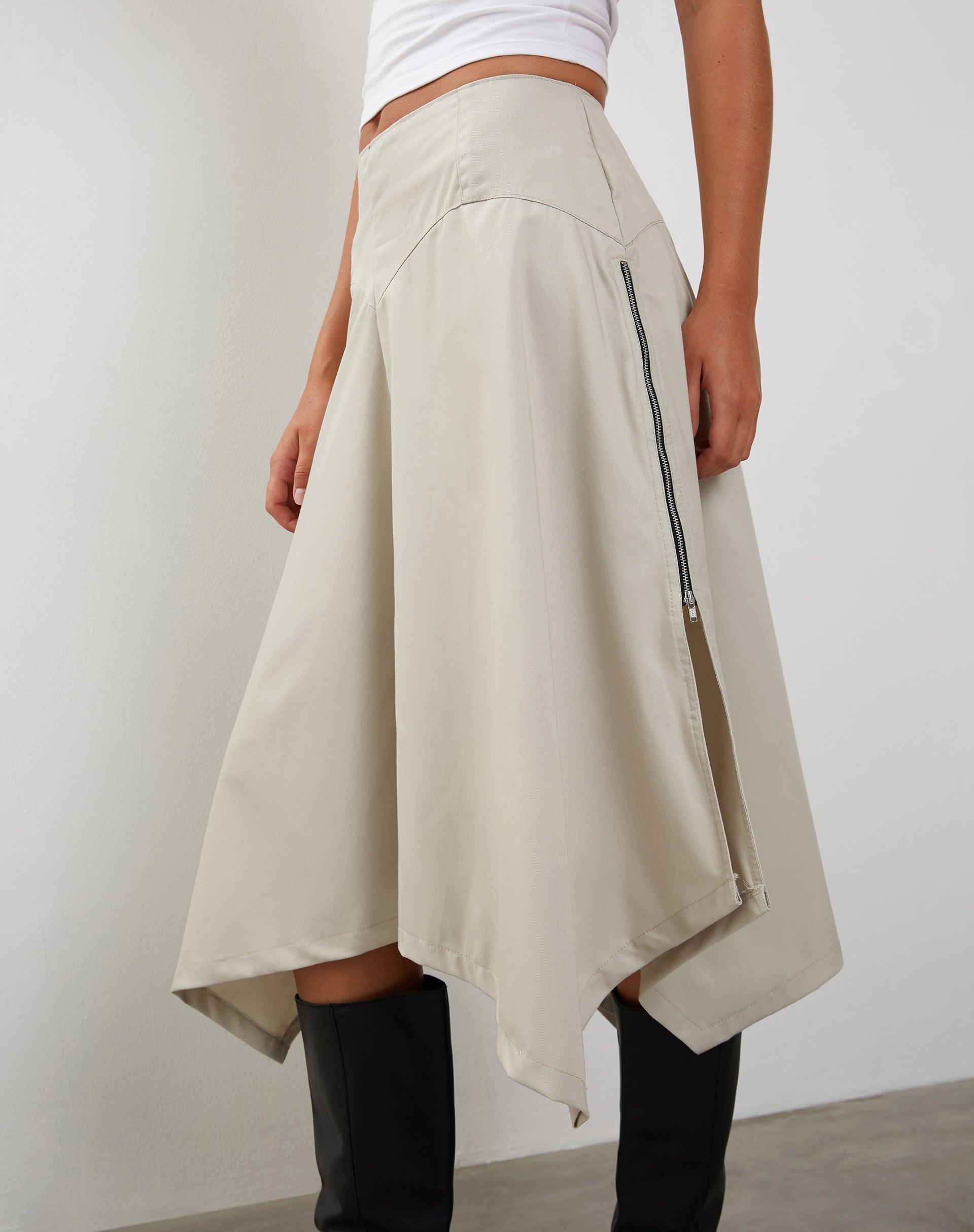 Afbeelding van MOTEL X JACQUIE Karsyn Asymmetrische Midi Rok in Haver