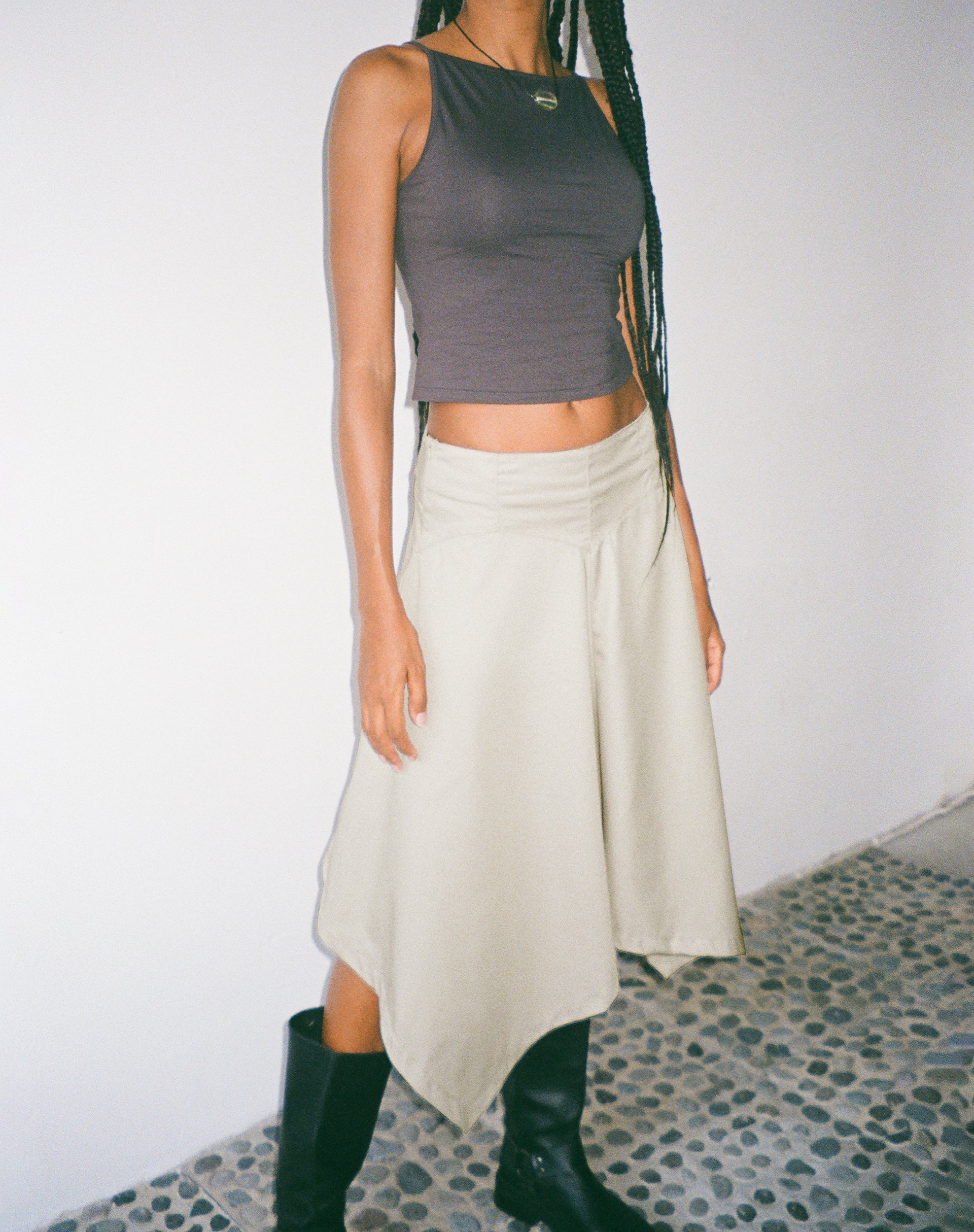 Afbeelding van MOTEL X JACQUIE Karsyn Asymmetrische Midi Rok in Haver