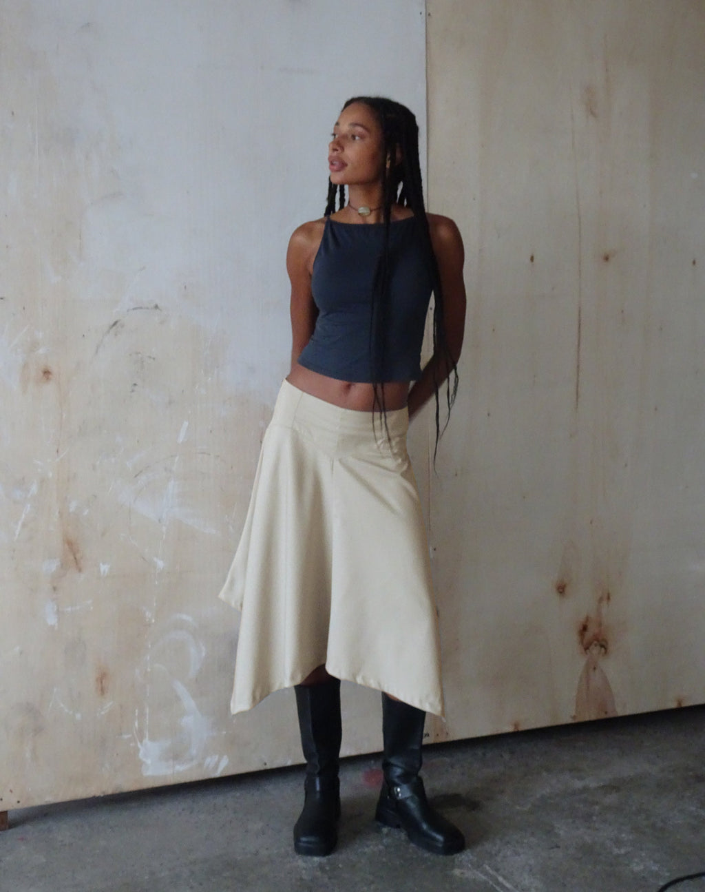 MOTEL X JACQUIE Karsyn Asymmetrische Midi Rok in Haver